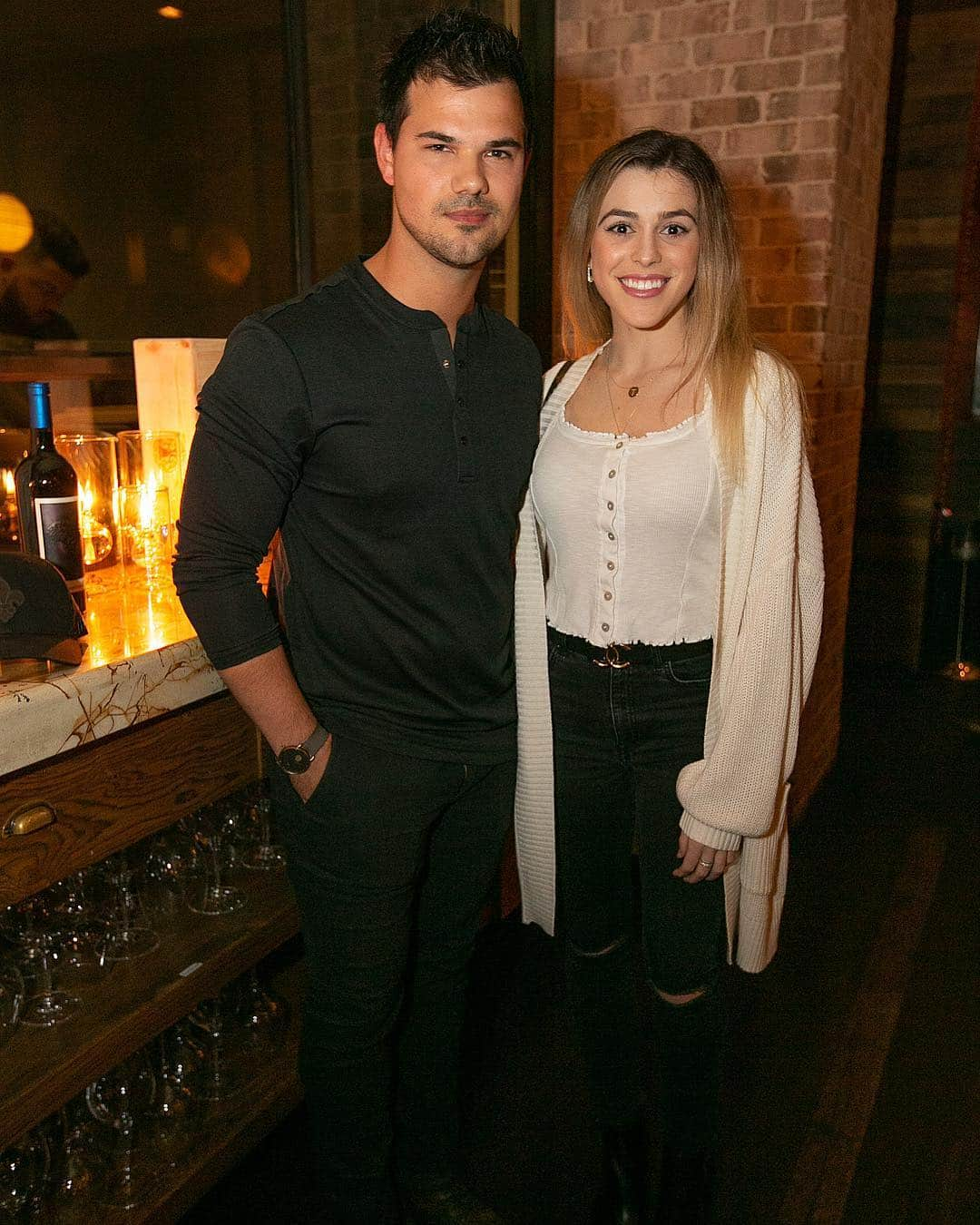 Just Jaredさんのインスタグラム写真 - (Just JaredInstagram)「@taylorlautner and his girlfriend @taydome wine and dine at DAOU Vineyards’ “Soul of a Lion” dinner! More pics at JustJared.com #TaylorLautner #TayDome #DAOUVineyards #SoulOfALion Photos: Michael Simon/Startraks」4月13日 4時41分 - justjared