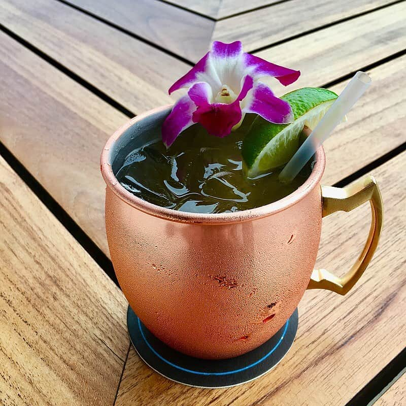 Trump Waikikiさんのインスタグラム写真 - (Trump WaikikiInstagram)「We have new copper cups filled with organic Maui Ocean Vodka, real ginger puree, lime juice and sparkling water. That's our concoction of a Maui Mule cocktail to enjoy during sunset #happyhour at Wai’olu Ocean Cuisine. #trumpwaikiki #neversettle #waioluoceancuisine #mauimule #mauioceanvodka  オーガニックのマウイ・オーシャン・ウォッカ、ジンジャーピューレ、ライムジュースをミックスしたカクテル”マウイ・ミュール”。ワイオル・オーシャン・キュイジーヌでお楽しみください。#トランプワイキキ#ワイオルオーシャンキィジーヌ#カクテル」4月13日 4時44分 - trumpwaikiki