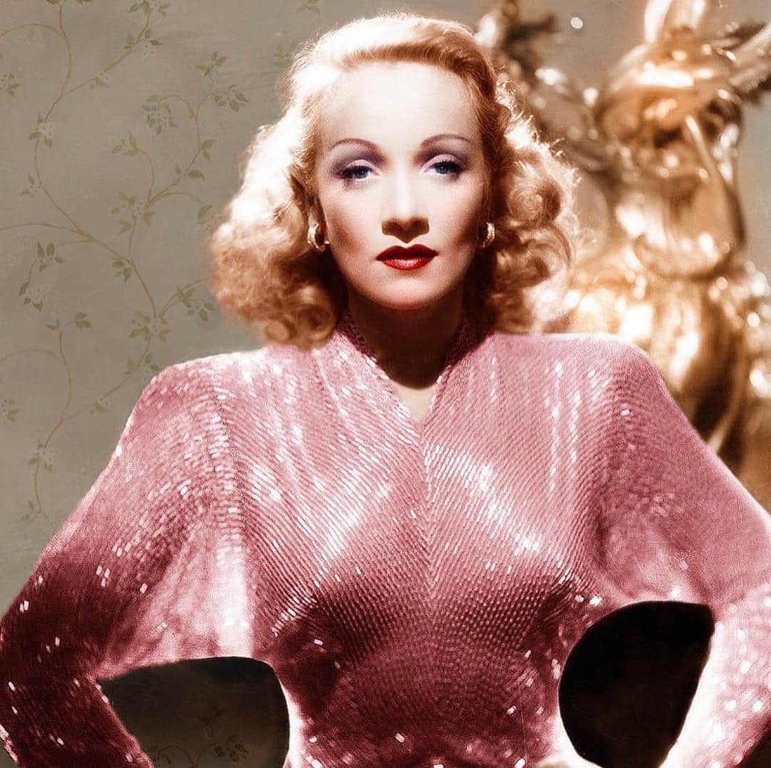 シャーロット・ティルベリーさんのインスタグラム写真 - (シャーロット・ティルベリーInstagram)「I love this photo of the gorgeous, GLOWING #MarleneDietrich, one of my ultimate beauty icons!! 💖💖💖 Darlings, get ready to #LIGHTUPYOURWORLD!! Something is coming… 💫💫💫 #CharlotteTilbury #LightUpYourWorld #Glowgasm #Glow #ComingSoon Marlene Dietrich wearing a dress by Irene in “The Lady is Willing” 1942, directed by Mitchell Leisen.」4月13日 5時02分 - charlottetilbury