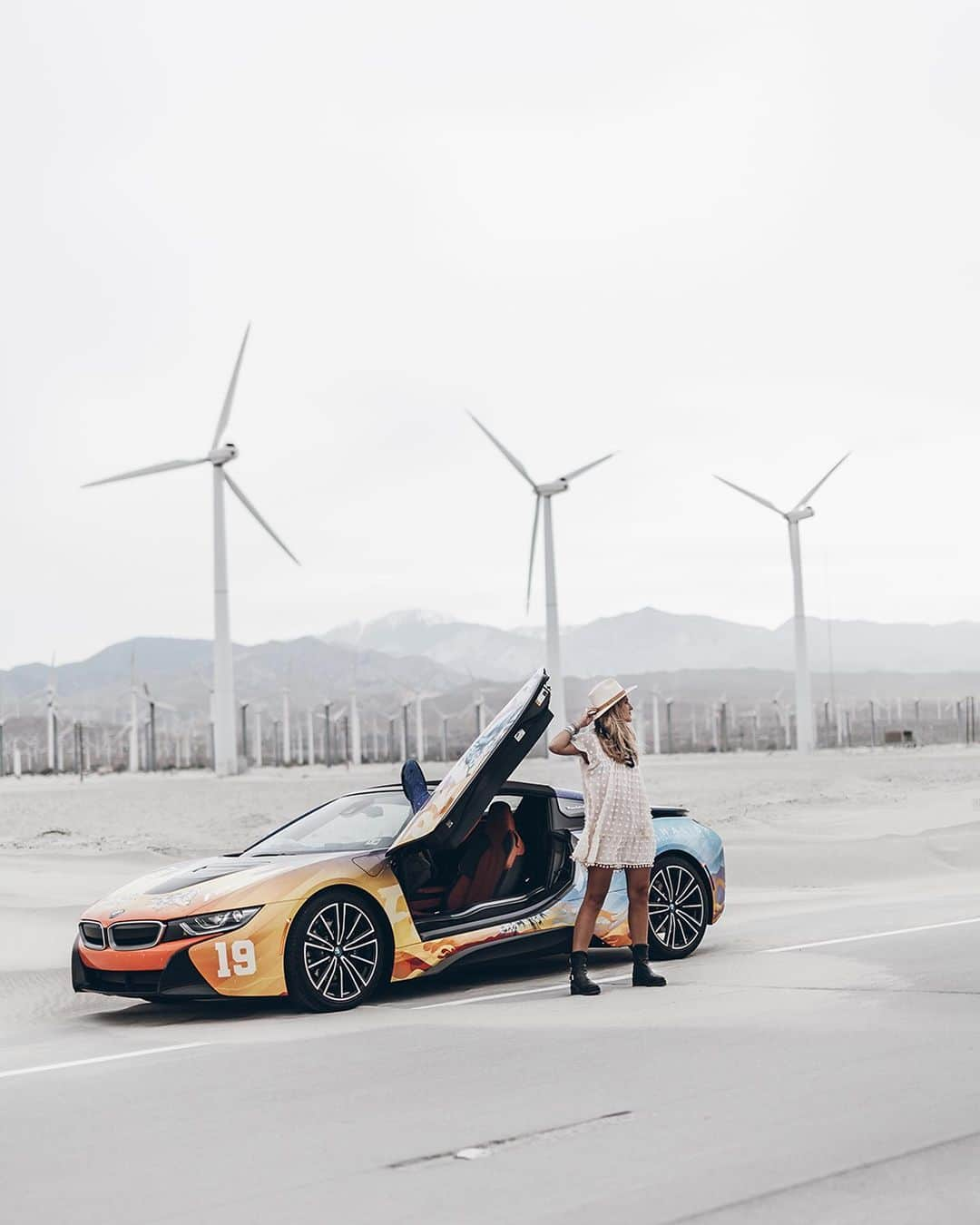 ジャクリーン・ミクタさんのインスタグラム写真 - (ジャクリーン・ミクタInstagram)「Werbung - On our way to Coachella 🎉 Road-tripping in the dessert with our #BMWi8 designed by @thegr8khalid - it’s festival time!  @bmwi @bmw @bmwusa #RoadToCoachella」4月13日 5時02分 - mikutas