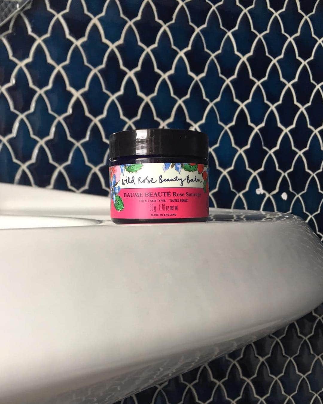 Neal's Yard Remediesさんのインスタグラム写真 - (Neal's Yard RemediesInstagram)「“How are you spending your Friday night?” - Slathering ourselves from top to toe in #WildRoseBeautyBalm☝🏼✨💕」4月13日 5時03分 - nealsyardremedies