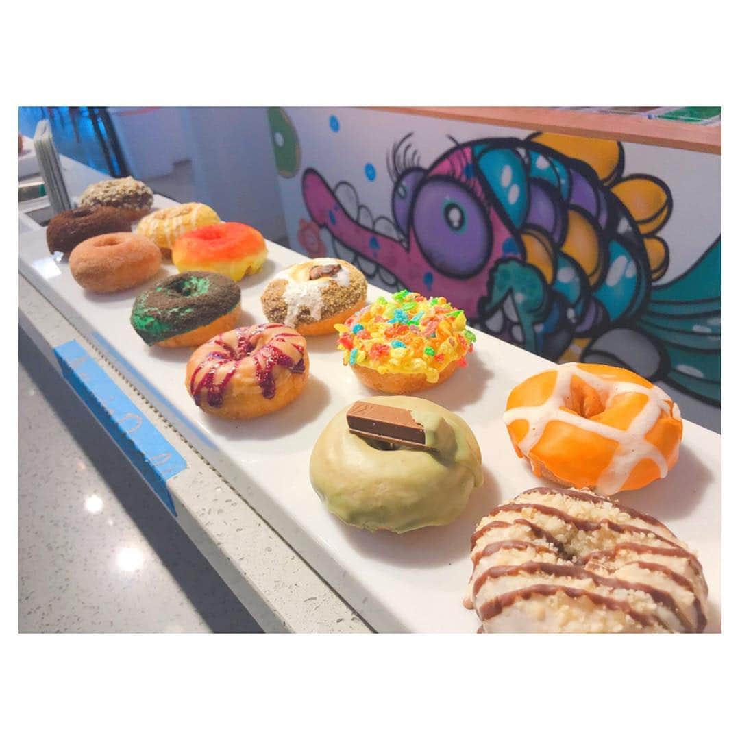 荒川れん子さんのインスタグラム写真 - (荒川れん子Instagram)「It’s hard to decide which one😍 どれにしようか暫く迷う @purvedonutstop 😆 注文してから作ってくれるからホカホカのふわふわ💕 . . #hawaii #oahu #honolulu #aloha #lovehawaii #luckywelivehawaii #donuts #sweets #hawaiilife #blog #travel #trip #lifeisajourney #foodie #hawaiistagram #instahawaii #ハワイ #オアフ #ホノルル #アロハ#ハワイ生活 #ハワイ暮らし #ハワイ在住 #旅 #ハワイ好き #ハワイ旅行 #スイーツ #ドーナツ #おやつ #おはようございます」4月13日 5時03分 - renren_hawaii
