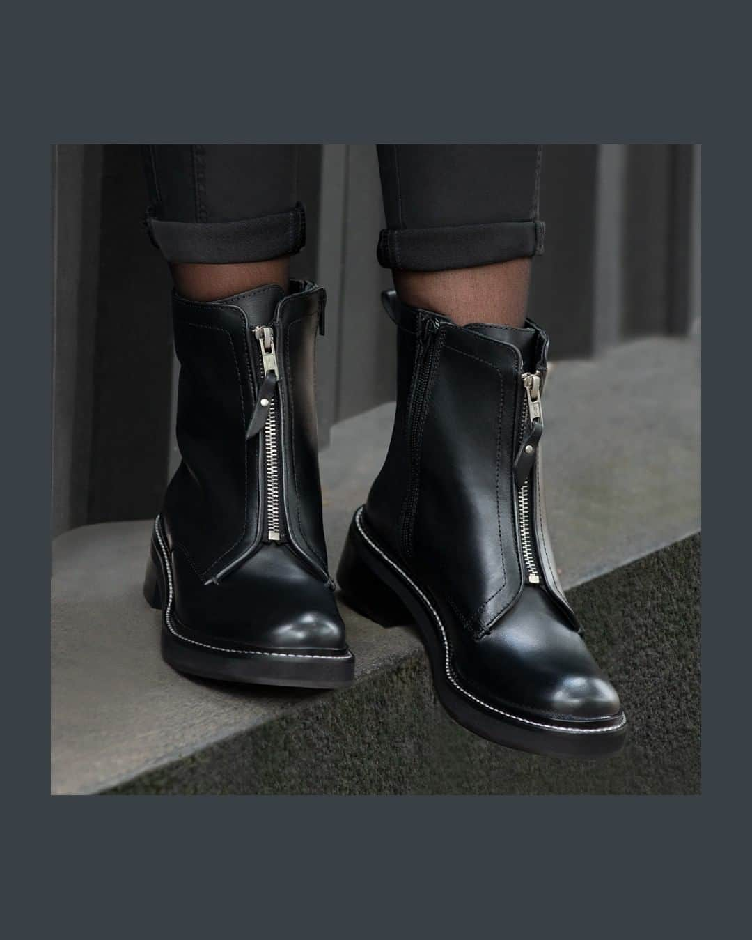 Santa Lollaさんのインスタグラム写真 - (Santa LollaInstagram)「As atualizações de biker boot perfeita foram feitas com sucesso! [ 0149.1FA1.0331.0001 | R$469,90 ] #santalollainv19 #bikerboot #shoesoftheday」4月13日 5時00分 - santa_lolla