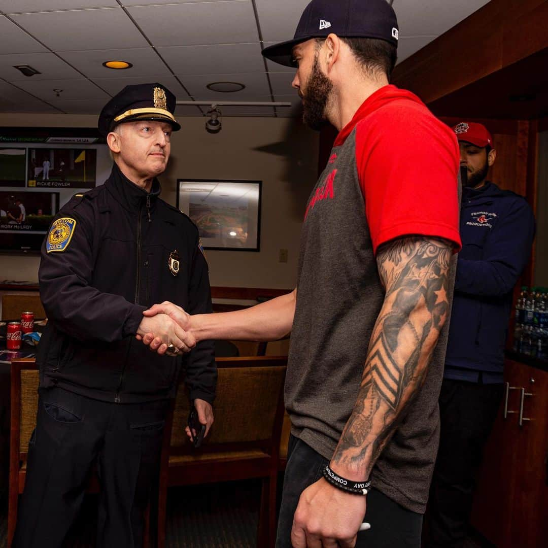 ボストン・レッドソックスさんのインスタグラム写真 - (ボストン・レッドソックスInstagram)「Had some lunch with the city’s first responders! ☺️」4月13日 5時01分 - redsox