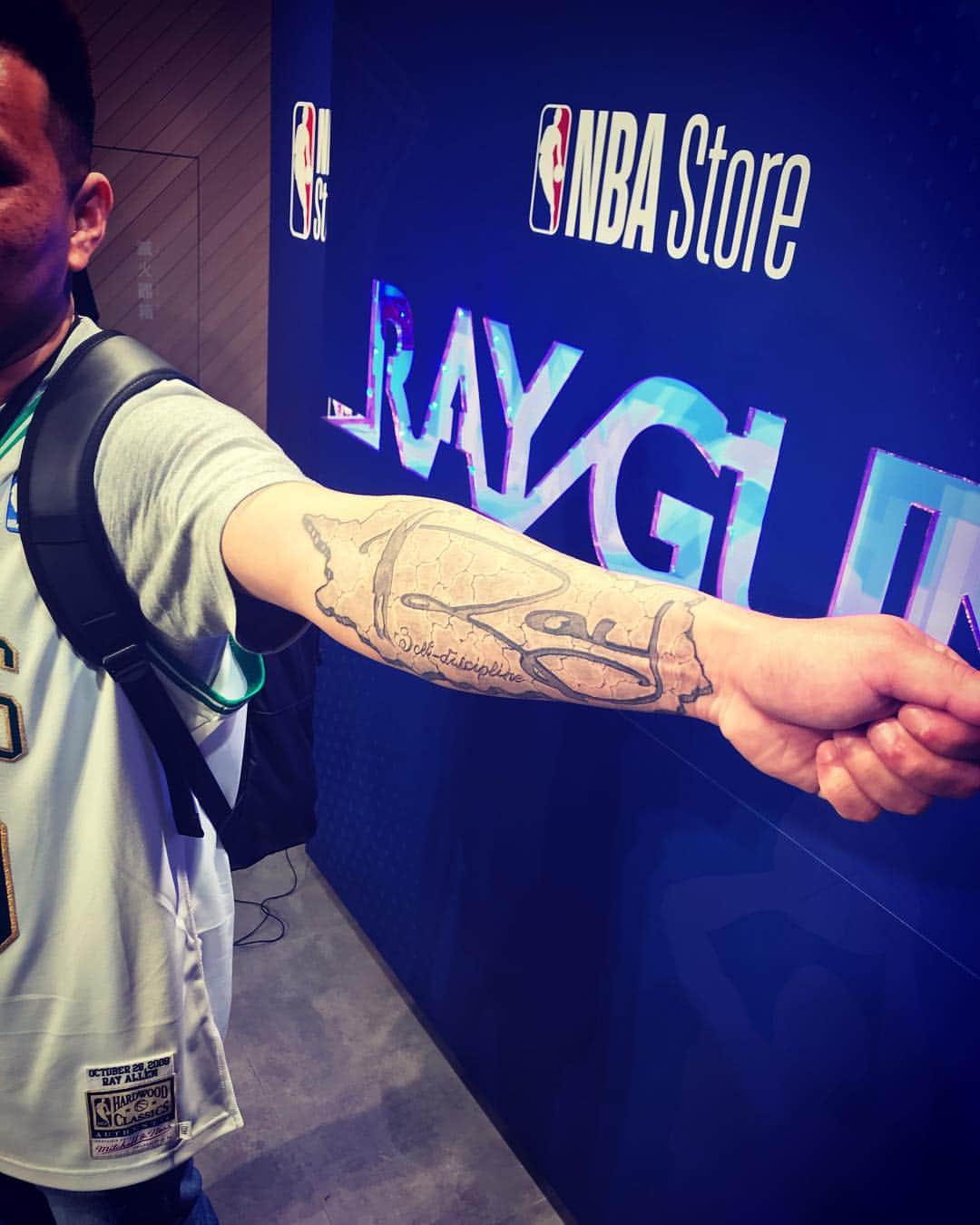 レイ・アレンのインスタグラム：「My first time to Taiwan and I certainly have seen things that I've never seen before! If we were meant to stay in one place we'd have roots instead of feet! Take every chance you get in life because some things only happen once. Thank you to all of the Taiwanese people for making my brief stay such a fun and memorable one. #taipei #nbastoretaiwan #wanderlust」