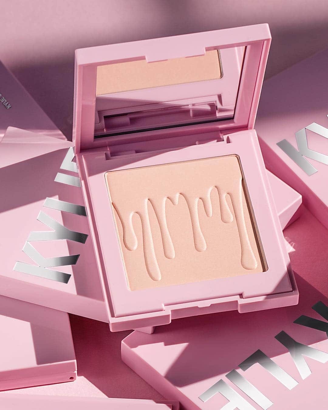Kylie Cosmeticsさんのインスタグラム写真 - (Kylie CosmeticsInstagram)「PERFECT day for a bring back!! When you pick up our brand new setting spray today at 3pm make sure you grab our perfecting powder, You’re Perfect! This silky tinted powder leaves your skin looking soft, radiant and flawless! 3pm pst at KylieCosmetics.com 🤗」4月13日 5時04分 - kyliecosmetics