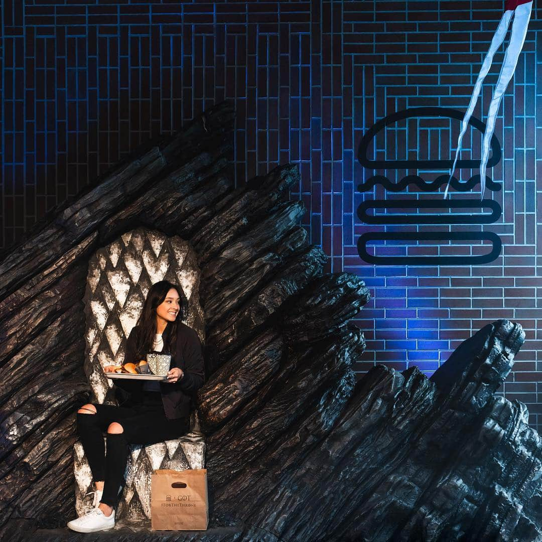 SHAKE SHACKさんのインスタグラム写真 - (SHAKE SHACKInstagram)「Shake Shack x @gameofthrones is here. 🙌 We’re celebrating the launch of our nationwide collab menu by giving guests a chance to claim their seat on the Dragonstone Throne for one day only (today, 4/12) at our West Village Shack. Check out our Story to see what’s goin’ down + head to your local Shack for a taste of the goods! #shakeshack #gameofthrones #forthethrone」4月13日 5時08分 - shakeshack