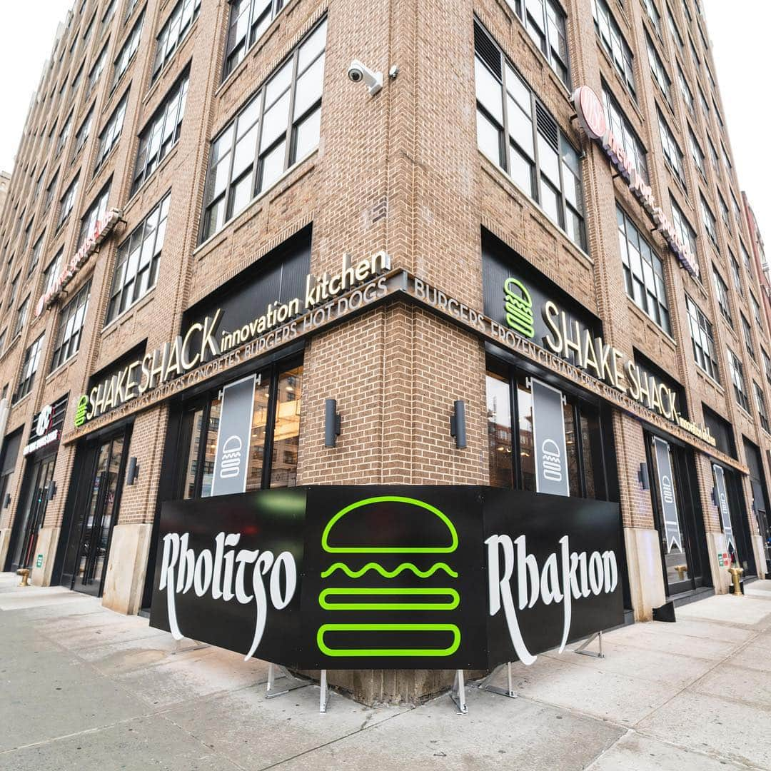 SHAKE SHACKさんのインスタグラム写真 - (SHAKE SHACKInstagram)「Shake Shack x @gameofthrones is here. 🙌 We’re celebrating the launch of our nationwide collab menu by giving guests a chance to claim their seat on the Dragonstone Throne for one day only (today, 4/12) at our West Village Shack. Check out our Story to see what’s goin’ down + head to your local Shack for a taste of the goods! #shakeshack #gameofthrones #forthethrone」4月13日 5時08分 - shakeshack