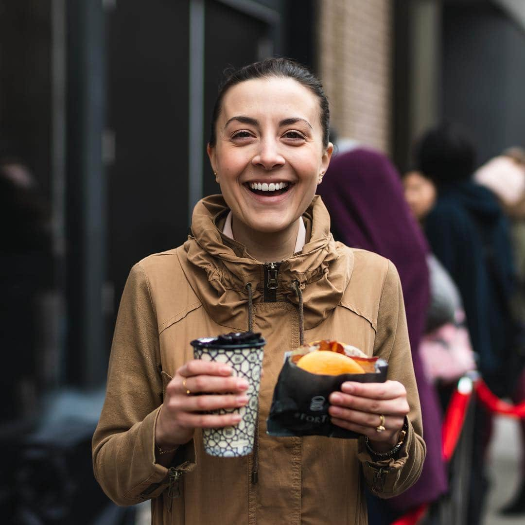 SHAKE SHACKさんのインスタグラム写真 - (SHAKE SHACKInstagram)「Shake Shack x @gameofthrones is here. 🙌 We’re celebrating the launch of our nationwide collab menu by giving guests a chance to claim their seat on the Dragonstone Throne for one day only (today, 4/12) at our West Village Shack. Check out our Story to see what’s goin’ down + head to your local Shack for a taste of the goods! #shakeshack #gameofthrones #forthethrone」4月13日 5時08分 - shakeshack