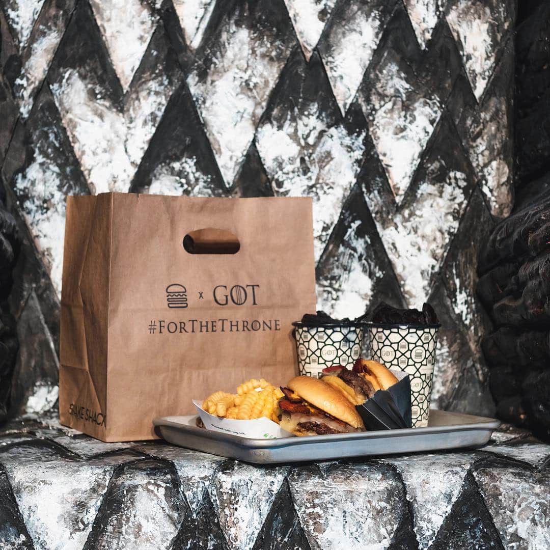 SHAKE SHACKさんのインスタグラム写真 - (SHAKE SHACKInstagram)「Shake Shack x @gameofthrones is here. 🙌 We’re celebrating the launch of our nationwide collab menu by giving guests a chance to claim their seat on the Dragonstone Throne for one day only (today, 4/12) at our West Village Shack. Check out our Story to see what’s goin’ down + head to your local Shack for a taste of the goods! #shakeshack #gameofthrones #forthethrone」4月13日 5時08分 - shakeshack