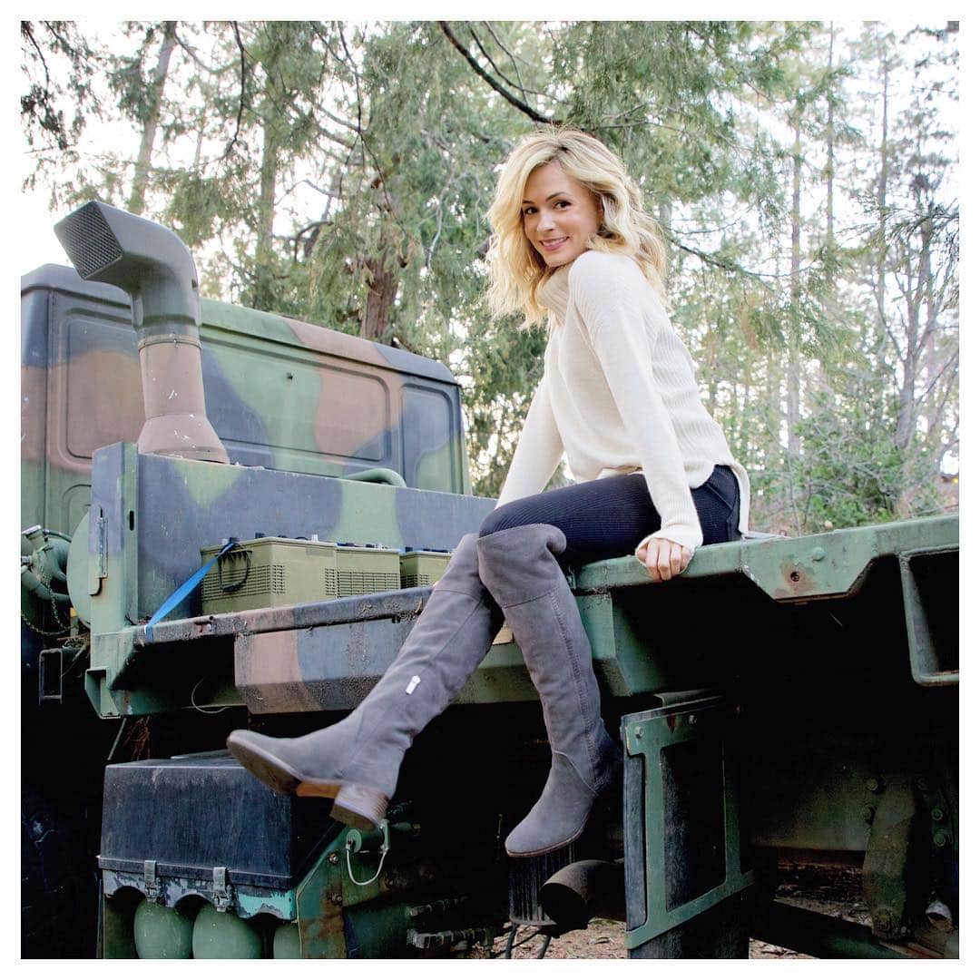 リンジー・ゴートのインスタグラム：「do you think this picture is:  1) from my new christmas movie Christmas Catch 2) my one woman remake of Private Benjamin  3) the US Army’s new uniform collab with the Gap 🎄 #christmascatch」