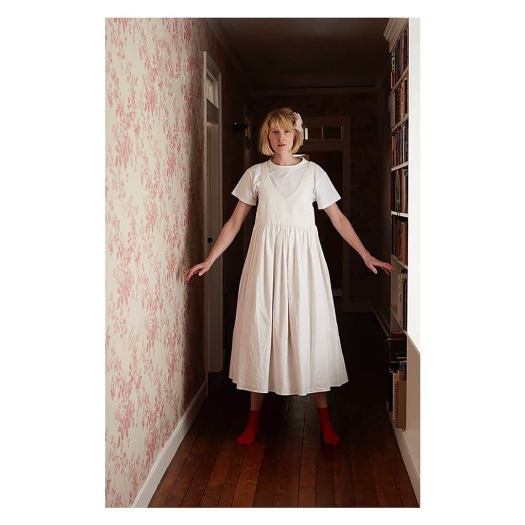 キャベジズ&ローゼズのインスタグラム：「Veronica is back and made beautifully in wonderfully thick Calico Blanco 💖 She is perfect for dressing up or down and looks particularly marvellous with the Sage Freya Sweater. We think she is more than all white 😊 #newarrivals #ss19collection #madeintheuk #calico #whitedress #sleeveless dress #newarrivals #springlook #cabbagesandroses #cabbagesandrosesfashion @christina_strutt @cabbagesandroses_shop 👆Link In Bio👆」