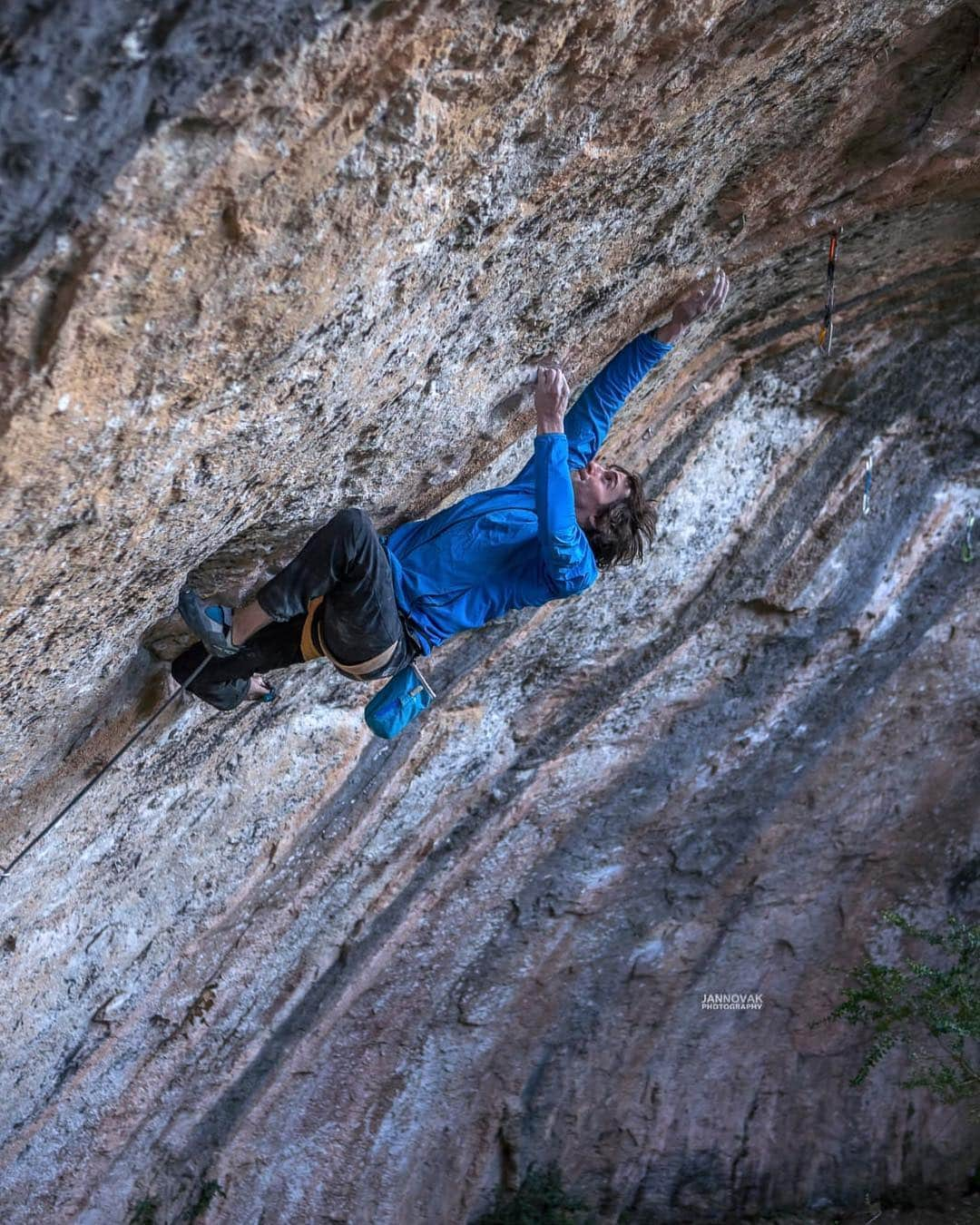 デイブ・グラハムのインスタグラム：「Well, Spain is a wrap, and sitting here in snowy Colorado I can’t help but reminisce about the last few weeks of attempts in La Capella [9B] where I felt super close to actually clipping the chains on this beast 🤯 It wasn’t what I would describe as “temps” considering it was averaging around 18 C everyday, however, whenever that wind picked up from the west the dream was still alive and well! I managed a heartbreaker link when I (somewhat accidentally) climbed the route from just 5 moves in, skipping the initial boulder of the ground🤦‍♂️ I of course savagely split my finger in that link, which plagued my final tries, but ultimately my highpoint was in the final crux, pictured here in this dope @jan_novak_photography shot 🤷‍♂️ Looks like I will be returning in December to try and put this one to rest, but in the meanwhile there’s Hypnotized Minds [8C+], which I am about to go shovel off, again, to keep me entertained until flying back to EU early May for a little France action 😀followed by the annual ZA mission 🤪 I’ll be sending all my energy through the channels to @alizee_dufraisse who is super close to finishing off La Rambla 😍 Vamosssss !!! Forward and forever onward 👐 @petzl_official @fiveten_official @adidasterrex @climb_up_officiel @sendclimbing @frictionlabs @climbskinspain」