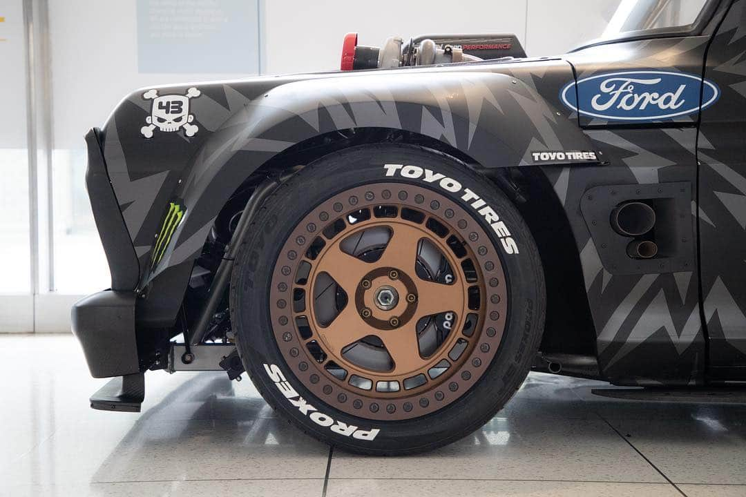 ケン・ブロックさんのインスタグラム写真 - (ケン・ブロックInstagram)「It’s an honor to not only have one of my #GymkhanaTEN vehicles on display in Ford’s World Headquarters - but TWO! Here’s a few shots of my @Ford Mustang RTR Hoonicorn V2 and Ford F-150 Hoonitruck where they sit in the main lobby. Rad. #lobbyart #HoonicornV2 #Hoonitruck」4月13日 5時26分 - kblock43