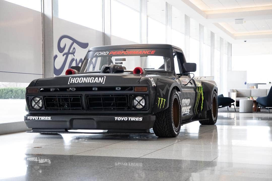 ケン・ブロックさんのインスタグラム写真 - (ケン・ブロックInstagram)「It’s an honor to not only have one of my #GymkhanaTEN vehicles on display in Ford’s World Headquarters - but TWO! Here’s a few shots of my @Ford Mustang RTR Hoonicorn V2 and Ford F-150 Hoonitruck where they sit in the main lobby. Rad. #lobbyart #HoonicornV2 #Hoonitruck」4月13日 5時26分 - kblock43