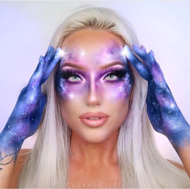 Makeup Addiction Cosmeticsさんのインスタグラム写真 - (Makeup Addiction CosmeticsInstagram)「⁣ ⁣ Living my galaxy fantasy 👽 by @gabxxrielle⁣ #makeupaddictioncosmetics #makeupaddiction #ilovemakeup #flawlessdolls  #makeupmafia #makeupoftheday #make4glam」4月13日 16時25分 - makeupaddictioncosmetics