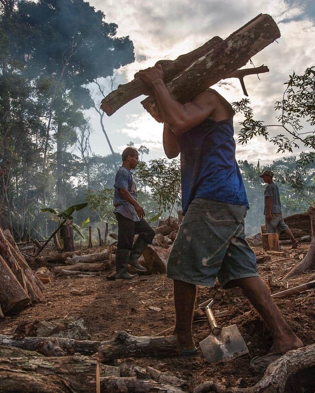 ジョン・スタンメイヤーさんのインスタグラム写真 - (ジョン・スタンメイヤーInstagram)「Swipe - I was in Peru in 2006 on a @natgeo story about our biggest killer on earth. No, not by people, although it could be given the way we treat each other. It’s something tinier - mosquitos. ⠀⠀⠀⠀⠀⠀⠀⠀ Annually, there are roughly 200 million malaria cases, an estimated 400+ thousand malaria deaths worldwide. When an area of the Amazon east of Iquitos had a road asphalted in 2004, a dramatic effect occurred. Deforestation and rapid development, and rates of malaria skyrocketed...when trees are cut, the sun reaches pockets of rain, creating a perfect breeding ground for mosquitoes. ⠀⠀⠀⠀⠀⠀⠀⠀ Another killer is ourselves. We continue to tear apart our planet like children fight over candy, exacerbating weather and climate change, taking away the lungs of our earth. We’re living in precarious times where only collectively can we balance an extremely unbalanced world. - Photo #1: To do this story properly, I didn’t want to be more privilege than the kind people who allowed me into their lives. As a test, I chose not to take any malaria prevention. Only 2 long sleeve shirts, 2 trousers, a mosquito net and an occasional insect coil. I never contracted malaria. ⠀⠀⠀⠀⠀⠀⠀⠀ Photo 2: Small scale farmers cut trees with an ax. Here, a total of 100x2000 meters of trees were turned to charcoal. Once clear of all trees, this once pristine part of the Peruvian Amazon became farmland. ⠀⠀⠀⠀⠀⠀⠀⠀ Photo 3: Cut trees to be turned into charcoal along the Iquitos-Nauta Highway. Without trees it becomes a perfect place for mosquitoes to breed. ⠀⠀⠀⠀⠀⠀⠀⠀ Photo 4: (Swipe) A family makes a living by cutting down small sections of the Peruvian Amazon, burning trees in a kiln for charcoal. Beginning in 2004, homes, farmland and families spread into the Amazon basin between Iquitos and Nauta, Peru. ⠀⠀⠀⠀⠀⠀⠀⠀ Photo 5 (swipe panorama): Larger scale deforestation for charcoal and farmland begins to spread after the Iquitos-Nauta Highway was completed in 2004. ⠀⠀⠀⠀⠀⠀⠀⠀ Photo 6: Full panorama. - @natgeo @natgeocreative #peru #amazon #peruvianamazon #malaria #deforestation #climatechange #selfportrait #selfie #rareselfie #fromtheotherside」4月13日 16時16分 - johnstanmeyer