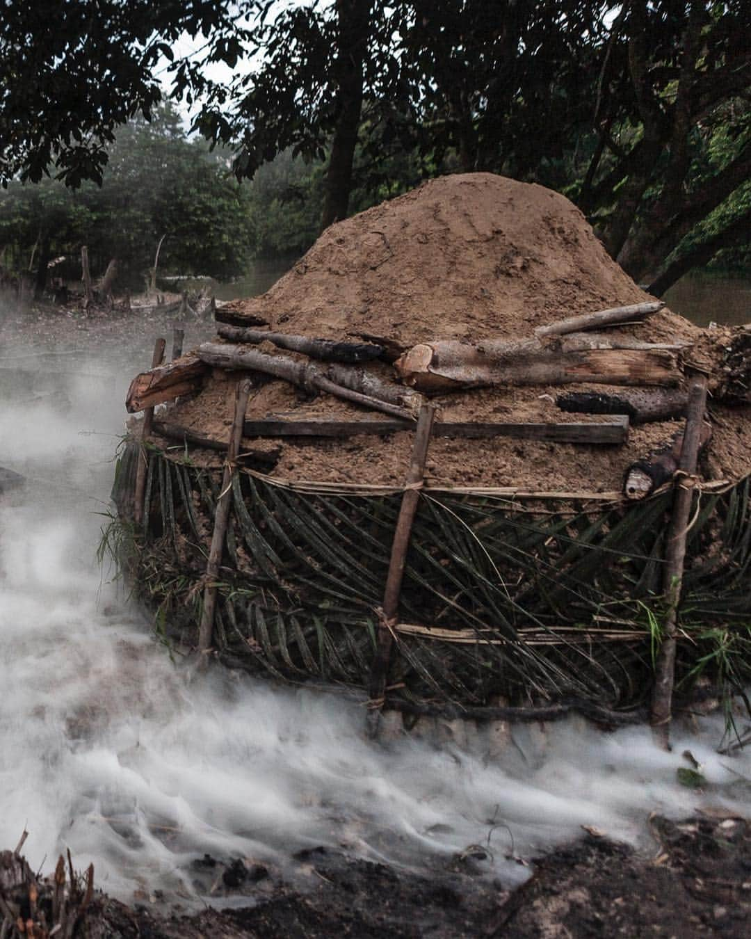 ジョン・スタンメイヤーさんのインスタグラム写真 - (ジョン・スタンメイヤーInstagram)「Swipe - I was in Peru in 2006 on a @natgeo story about our biggest killer on earth. No, not by people, although it could be given the way we treat each other. It’s something tinier - mosquitos. ⠀⠀⠀⠀⠀⠀⠀⠀ Annually, there are roughly 200 million malaria cases, an estimated 400+ thousand malaria deaths worldwide. When an area of the Amazon east of Iquitos had a road asphalted in 2004, a dramatic effect occurred. Deforestation and rapid development, and rates of malaria skyrocketed...when trees are cut, the sun reaches pockets of rain, creating a perfect breeding ground for mosquitoes. ⠀⠀⠀⠀⠀⠀⠀⠀ Another killer is ourselves. We continue to tear apart our planet like children fight over candy, exacerbating weather and climate change, taking away the lungs of our earth. We’re living in precarious times where only collectively can we balance an extremely unbalanced world. - Photo #1: To do this story properly, I didn’t want to be more privilege than the kind people who allowed me into their lives. As a test, I chose not to take any malaria prevention. Only 2 long sleeve shirts, 2 trousers, a mosquito net and an occasional insect coil. I never contracted malaria. ⠀⠀⠀⠀⠀⠀⠀⠀ Photo 2: Small scale farmers cut trees with an ax. Here, a total of 100x2000 meters of trees were turned to charcoal. Once clear of all trees, this once pristine part of the Peruvian Amazon became farmland. ⠀⠀⠀⠀⠀⠀⠀⠀ Photo 3: Cut trees to be turned into charcoal along the Iquitos-Nauta Highway. Without trees it becomes a perfect place for mosquitoes to breed. ⠀⠀⠀⠀⠀⠀⠀⠀ Photo 4: (Swipe) A family makes a living by cutting down small sections of the Peruvian Amazon, burning trees in a kiln for charcoal. Beginning in 2004, homes, farmland and families spread into the Amazon basin between Iquitos and Nauta, Peru. ⠀⠀⠀⠀⠀⠀⠀⠀ Photo 5 (swipe panorama): Larger scale deforestation for charcoal and farmland begins to spread after the Iquitos-Nauta Highway was completed in 2004. ⠀⠀⠀⠀⠀⠀⠀⠀ Photo 6: Full panorama. - @natgeo @natgeocreative #peru #amazon #peruvianamazon #malaria #deforestation #climatechange #selfportrait #selfie #rareselfie #fromtheotherside」4月13日 16時16分 - johnstanmeyer