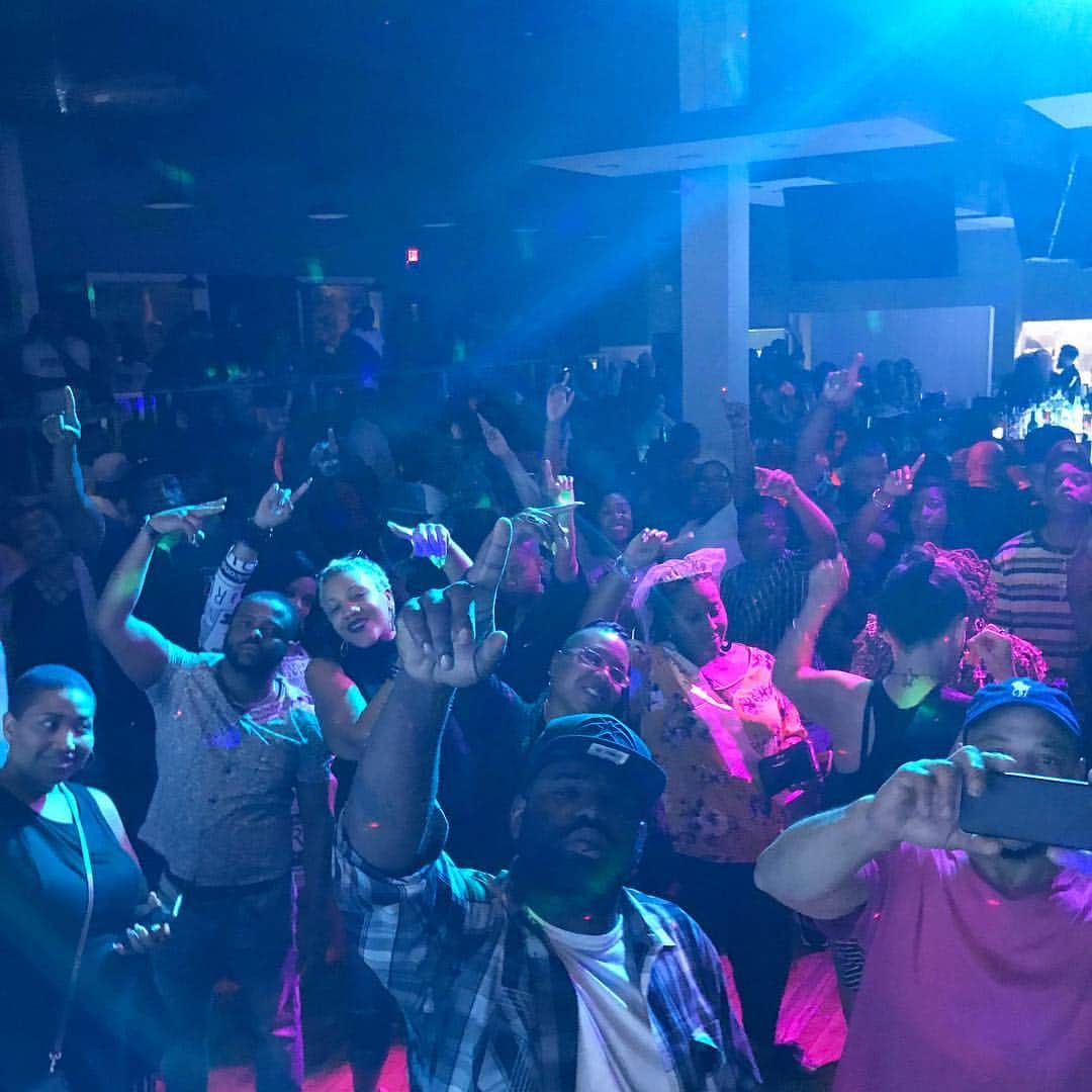 ファンクマスター・フレックスのインスタグラム：「Great food... Great people... Great staff... STATS... FunkFlex on the set! Really had a super good time! Played for 3 hours! @litdigitaldjs Charlotte!!!」