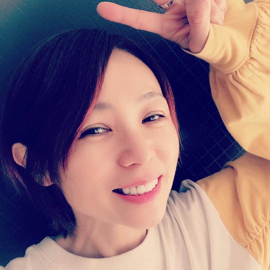 永井真理子のインスタグラム：「皆さん、こんにちは🍊 私はNew アルバムのレコーディング真っ最中だよ❗️張り切って歌ってまーす❗️ ツアー会場にてNew アルバム先行販売が決定しました‼️最高の作品にするぞ💪 そして、本日よりライブチケット一般発売が開始です～🎉 遊びに来てね～～✨ 永井真理子 Live Tour2019 “ W “ 7月13日(土)　梅田クラブクアトロ 7月14日(日)　名古屋クラブクアトロ 7月20日(土)　渋谷クラブクアトロ ＊チケットぴあ、ローソンチケット、e+  などで購入できます‼️」