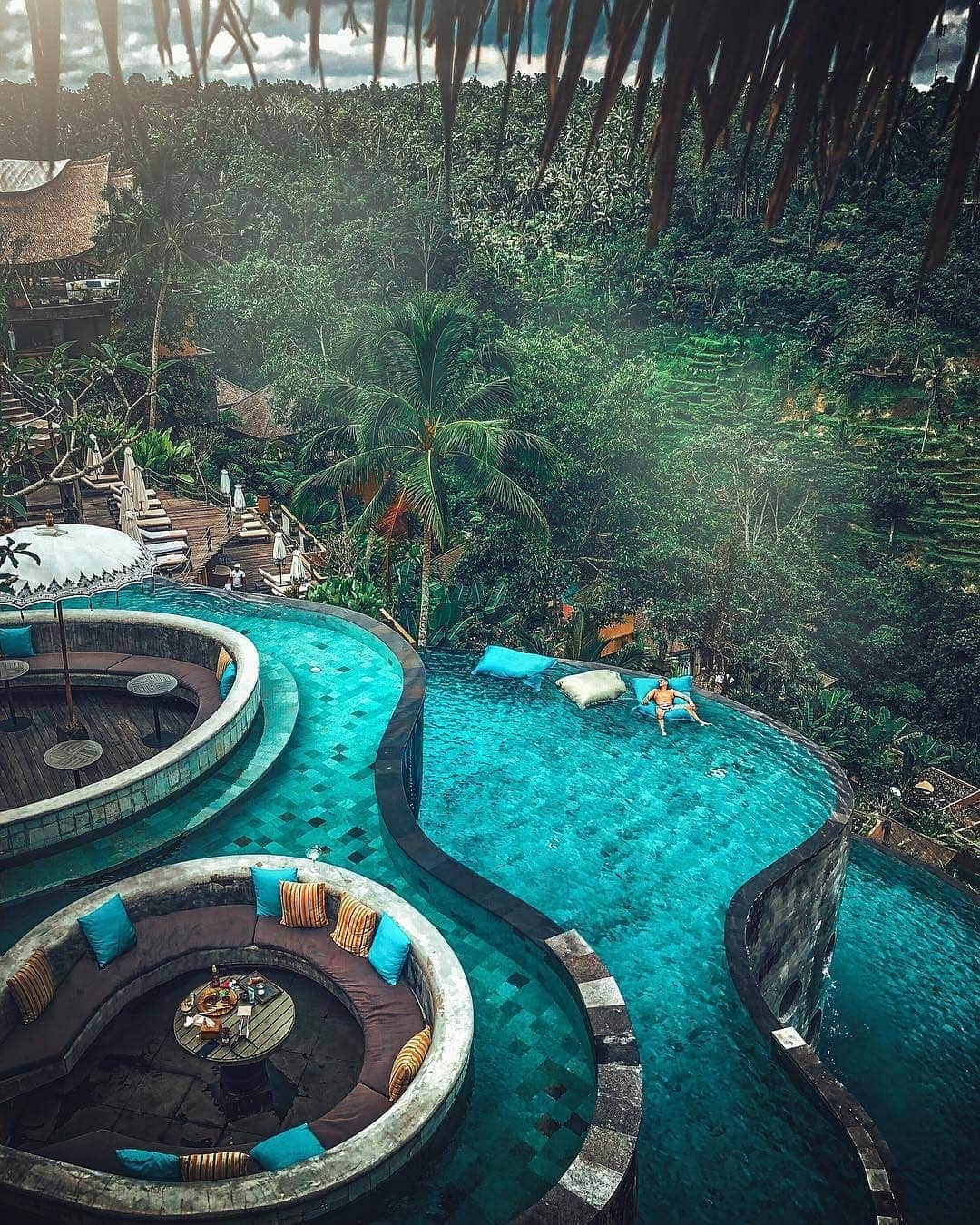 Discover Earthさんのインスタグラム写真 - (Discover EarthInstagram)「Can't imagine a better way to start off the weekend than by chilling in one of the beautiful pools of the Kayon Jungle Resort in Bali ! 🌴🇮🇩 Share this with your travel partner ! — 📍#DiscoverBali — 📸 Photo by @terplanet」4月13日 15時09分 - discoverearth