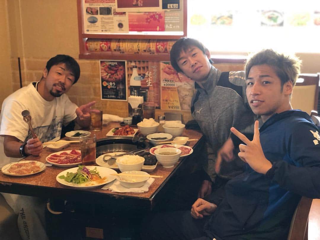 八重樫東さんのインスタグラム写真 - (八重樫東Instagram)「試合後初ラントレ終わりました。野木さんにダメージがなければパフォーマンス維持のために早く練習再開した方が良いと以前も言われていてその意味が何となくわかりました。  ラントレ終わりに清水さんと食いしん坊の未来くんとリカバリー焼肉。未来の食欲はハンパないです。 今度ムエゴリくんと大食い対決してもらお！」4月13日 15時23分 - yaegashiakira0225