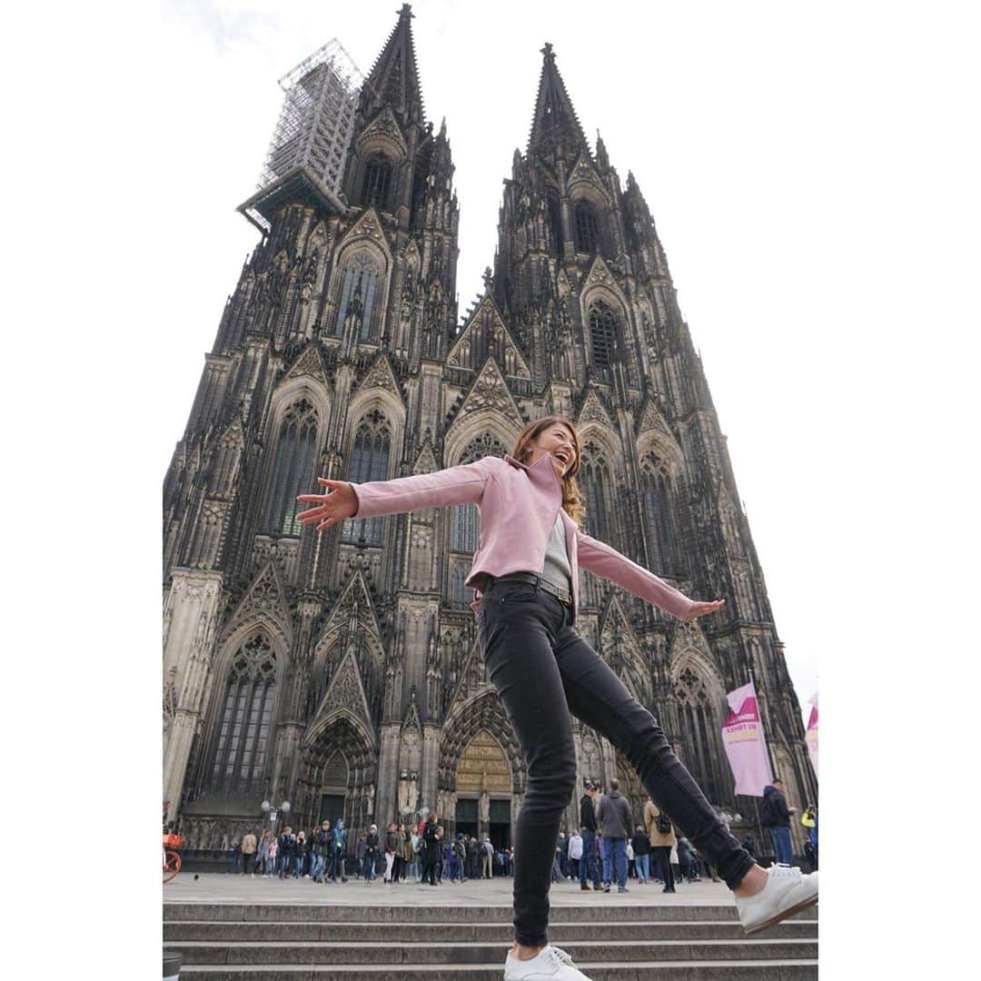 市原彩花さんのインスタグラム写真 - (市原彩花Instagram)「ケルン大聖堂🇩🇪 . #世界一周旅行 1か国目は初ドイツ🇩🇪‼️ 街が洗練されてるし、みんな早い時間からビール飲んでて幸せそうな国😇🍺 #ドイツ#germany#デュッセルドルフ#düsseldorf#ケルン#Köln#ケルン大聖堂#kölndom#世界一周#海外旅行#旅行#プロトラベラー#trip#travel#スターアライアンス#staralliance . #世界一周航空券 は自分が行きたい国を好きに組み合わせられちゃう航空券✈️ いろいろ条件はあるけど、エコノミーで約36万円から行けちゃう‼️(燃油サーチャージ等別) GWとかのハイシーズンでも値段変わらないし、何か国でも行けるから、いろんな国を自由に旅行したい人にはオススメだよ😆」4月13日 15時16分 - ayaka_ichihara