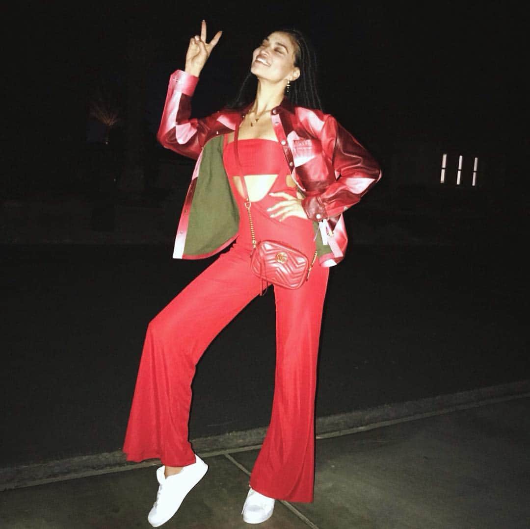 シャニーナ・シャイクのインスタグラム：「Ain’t nothing better than a @revolve #revolvefestival party 🎶👍🏽🌴🎈!! Wearing @houseofharlow1960」