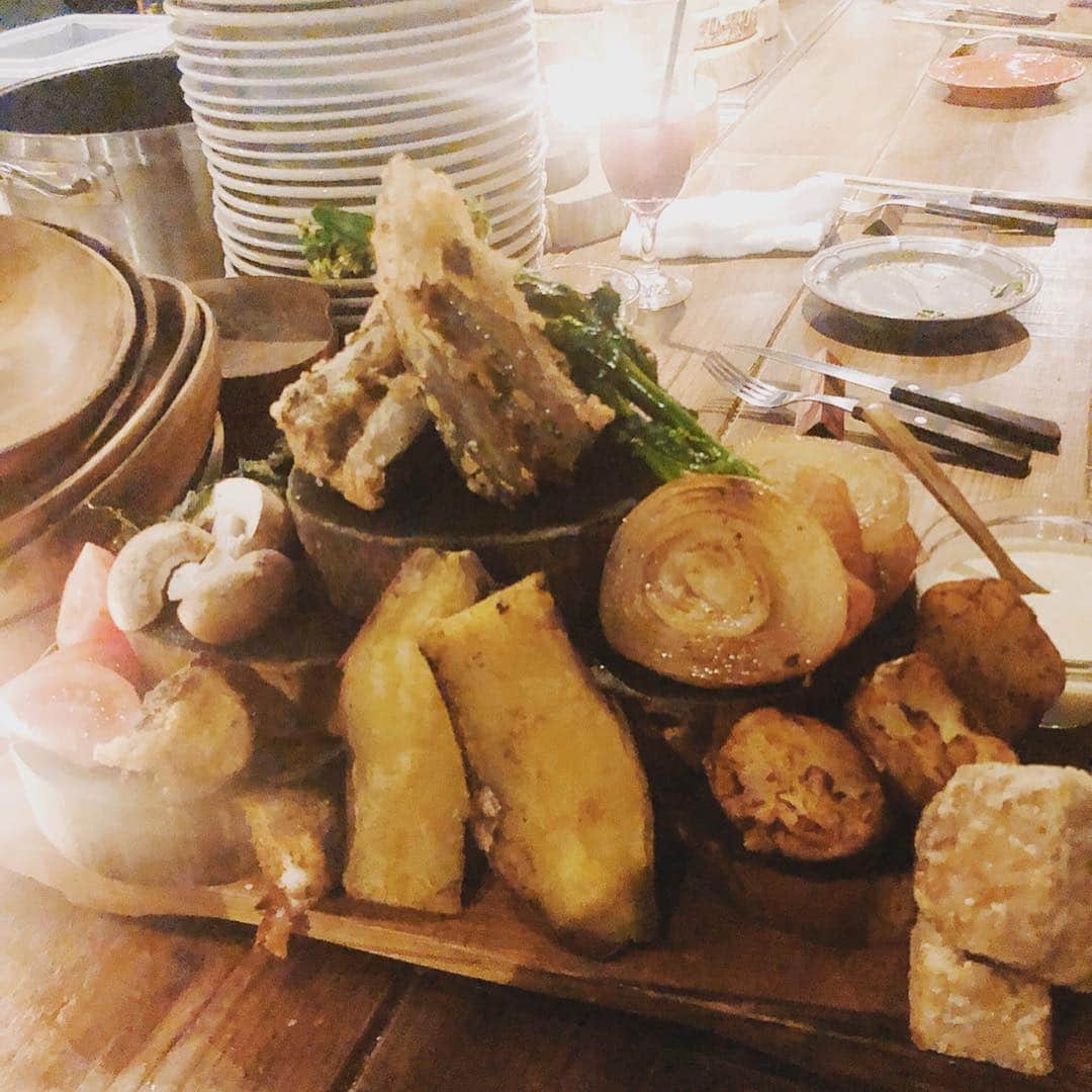 江口千夏さんのインスタグラム写真 - (江口千夏Instagram)「身体にいいもの沢山食べたー💚 スムージーもケールビールもケールサラダも全部美味しかったぁ🙈こんな大きいバーニャカウダ初めて🍅🥦🥒🌽🥕🥔🍠 また行きたいな😋 ジュースクレンズもしたいなぁ🐖  #代々木上原 #ウィーアーザファーム #wearethefarm #スムージー #ケールビール #ケール #バーニャカウダ #オーガニック野菜バル #デトックス」4月13日 15時19分 - chinatsu.eguchi