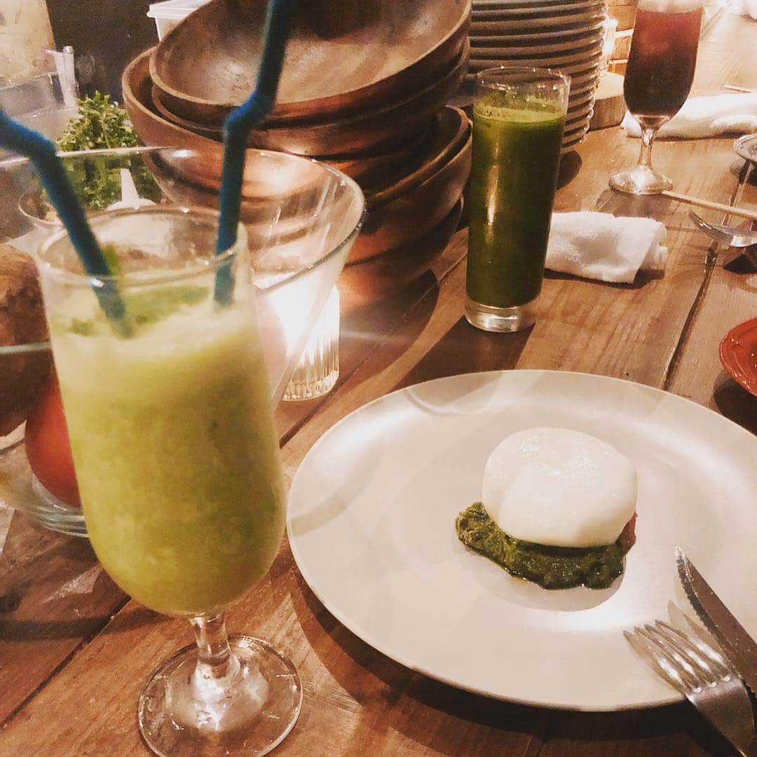 江口千夏さんのインスタグラム写真 - (江口千夏Instagram)「身体にいいもの沢山食べたー💚 スムージーもケールビールもケールサラダも全部美味しかったぁ🙈こんな大きいバーニャカウダ初めて🍅🥦🥒🌽🥕🥔🍠 また行きたいな😋 ジュースクレンズもしたいなぁ🐖  #代々木上原 #ウィーアーザファーム #wearethefarm #スムージー #ケールビール #ケール #バーニャカウダ #オーガニック野菜バル #デトックス」4月13日 15時19分 - chinatsu.eguchi