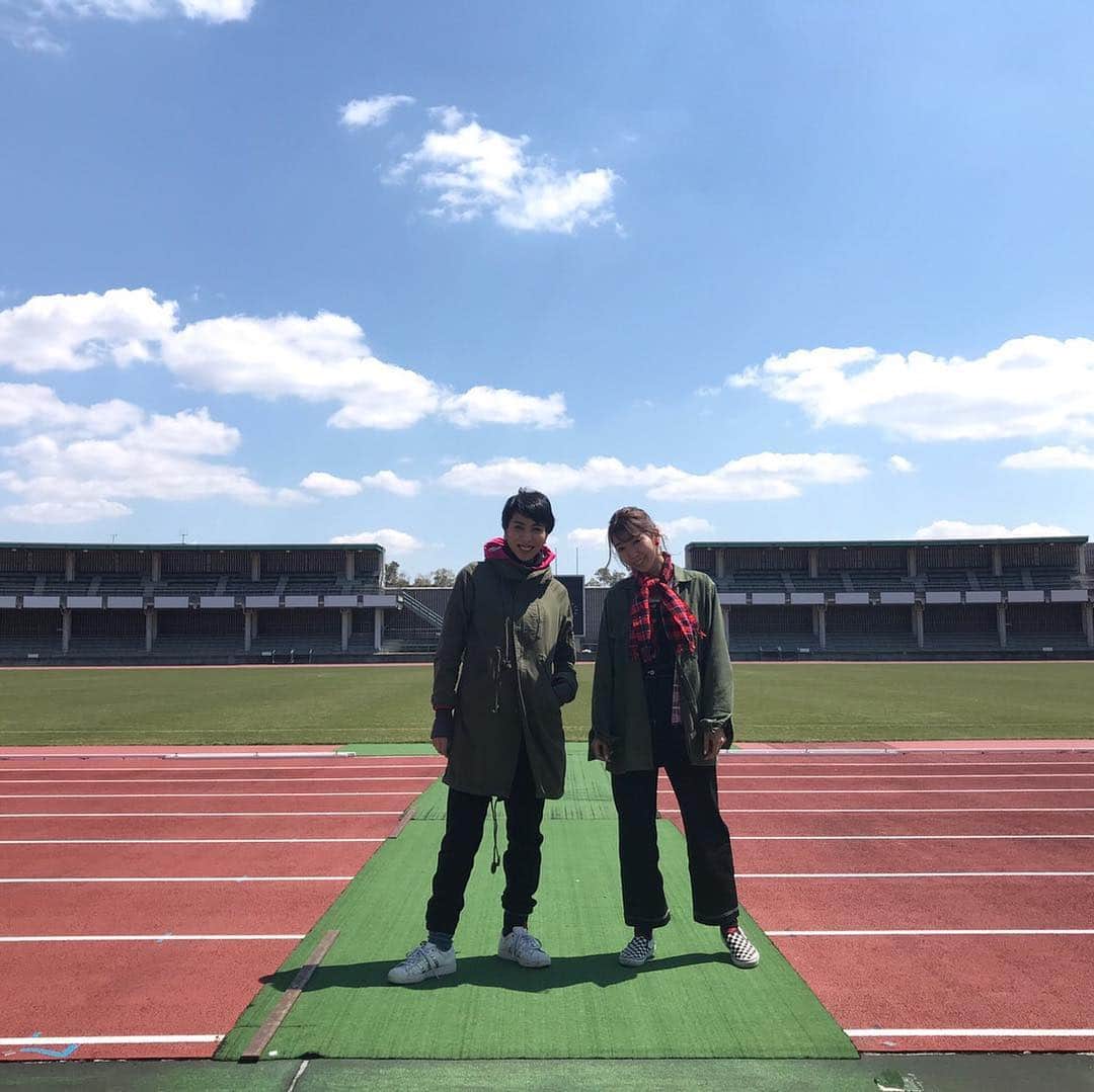 LOVEのインスタグラム：「浜崎美保ちゃん @mihohamasaki_japan と一緒に本日はコスモアースコンシャスアクト クリーンキャンペーンin 市原！ ゴミ拾い→カレー🍛→アカウミガメの勉強→ライブ  いい一日でした😊」