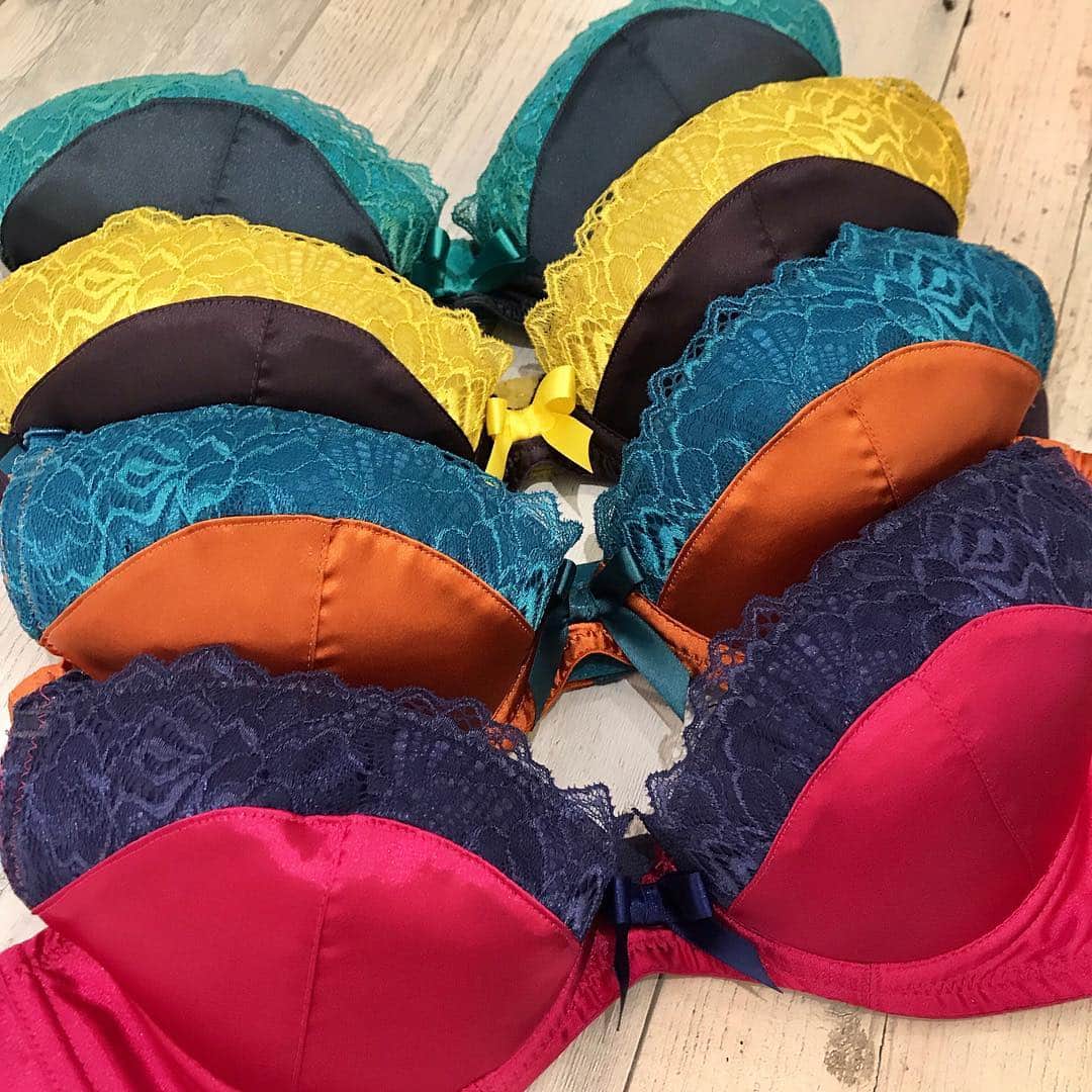 Ravijour札幌4丁目プラザ店のインスタグラム：「#ONSALE . 気分が明るくなるような ビビットカラーに大人の艶を薫らせるシックカラーの配色がインポートライクなブラです✨ .  詳しくはblog更新したので TOPのURLから飛んでご覧になって下さい😉 . #RAVIJOUR #ラヴィジュール #ravijourstaff  #ravijoursapporo  #ravijourofficial  #札幌 #4プラ」