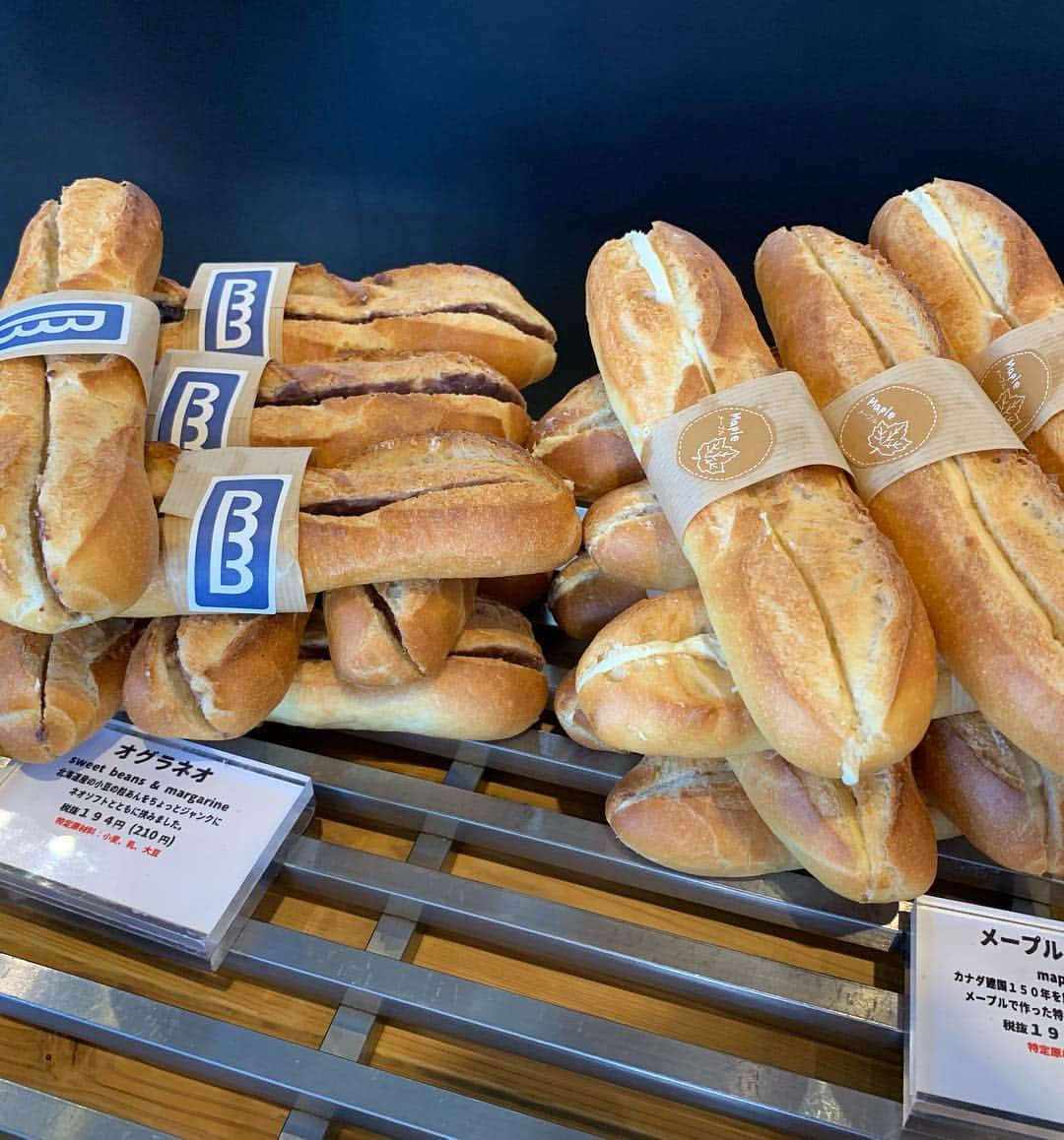 中橋舞さんのインスタグラム写真 - (中橋舞Instagram)「. 横浜はパン天国🍞🥐🥖🥪💕 パン屋が多い神戸出身の私も驚くほどの 横浜のパン屋は充実度↑↑です◉ 朝イチ待ち合わせ場所までラン🏃‍♀️して さっこちゃんと合流✨ . . 📍#ブラフベーカリー . 📍#ウチキパン パン屋のはしごラン💨 どちらも横浜元町にあるお店です☺︎ 二人して大量購入❤️ ※店内の写真はお店の方に🆗もらってます . . ブラフベーカリーは焼いているところも少し見えて初めて見るパンや色鮮やかで可愛いパンがいっぱい💕. ウチキパンは1888年からある昔ながらのパン屋さんでお値段もお手頃✨ どちらも右から順番に食べていきたい美味しそうなパンばかり！ . . 途中の中華街では焼き小籠包❤️ 頬張って♪ . . 山下公園で買ったパンランチ◉ からのマリンアンドウォークで ERIKAさんの #ひもヨガ !! 初体験のひもヨガはひもをつけてる時と外した時の体の軽さや安定感が違って不思議体験✨ #なんでなんの嵐 #なんでなん #関西人きっとよくいうやつ . タイツは最近お気に入りのヨガウェア販売してる #ハッピークローゼット のん♪ 楽天お買い物マラソンでポチッ❤️今日はヨガするってので、このタイツセレクト✨ #柄タイツ大好き . . . #ランニング #ランニング女子 #run #runner  #まいrun  #ダイエット #ダイエッター #diet  #走るのが好き #横浜ランナー #走るひと  #ハシリマシタグラム #instarun  #runlife #runforfun  #我是跑者  #パンラン #パン大好き #PR #トレンドグラム #trendgram #trendgramer」4月13日 15時33分 - mai_nakahashi