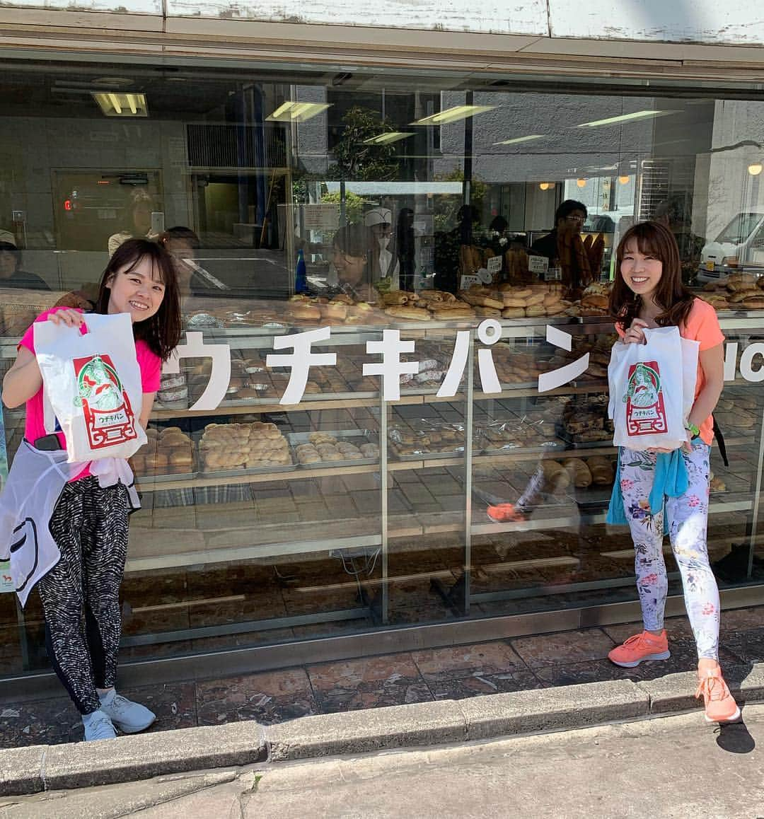 中橋舞さんのインスタグラム写真 - (中橋舞Instagram)「. 横浜はパン天国🍞🥐🥖🥪💕 パン屋が多い神戸出身の私も驚くほどの 横浜のパン屋は充実度↑↑です◉ 朝イチ待ち合わせ場所までラン🏃‍♀️して さっこちゃんと合流✨ . . 📍#ブラフベーカリー . 📍#ウチキパン パン屋のはしごラン💨 どちらも横浜元町にあるお店です☺︎ 二人して大量購入❤️ ※店内の写真はお店の方に🆗もらってます . . ブラフベーカリーは焼いているところも少し見えて初めて見るパンや色鮮やかで可愛いパンがいっぱい💕. ウチキパンは1888年からある昔ながらのパン屋さんでお値段もお手頃✨ どちらも右から順番に食べていきたい美味しそうなパンばかり！ . . 途中の中華街では焼き小籠包❤️ 頬張って♪ . . 山下公園で買ったパンランチ◉ からのマリンアンドウォークで ERIKAさんの #ひもヨガ !! 初体験のひもヨガはひもをつけてる時と外した時の体の軽さや安定感が違って不思議体験✨ #なんでなんの嵐 #なんでなん #関西人きっとよくいうやつ . タイツは最近お気に入りのヨガウェア販売してる #ハッピークローゼット のん♪ 楽天お買い物マラソンでポチッ❤️今日はヨガするってので、このタイツセレクト✨ #柄タイツ大好き . . . #ランニング #ランニング女子 #run #runner  #まいrun  #ダイエット #ダイエッター #diet  #走るのが好き #横浜ランナー #走るひと  #ハシリマシタグラム #instarun  #runlife #runforfun  #我是跑者  #パンラン #パン大好き #PR #トレンドグラム #trendgram #trendgramer」4月13日 15時33分 - mai_nakahashi