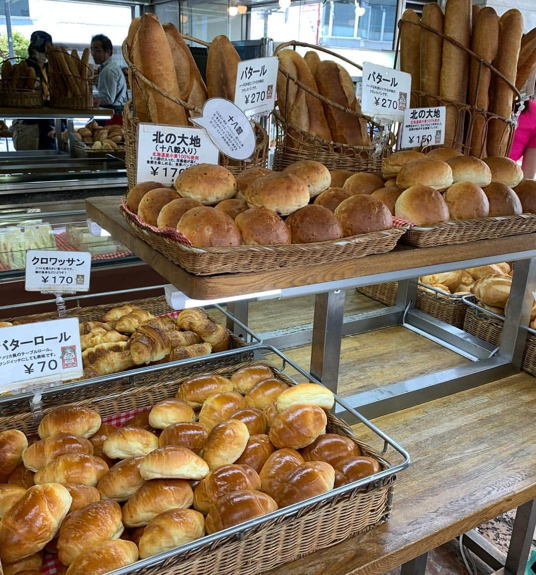 中橋舞さんのインスタグラム写真 - (中橋舞Instagram)「. 横浜はパン天国🍞🥐🥖🥪💕 パン屋が多い神戸出身の私も驚くほどの 横浜のパン屋は充実度↑↑です◉ 朝イチ待ち合わせ場所までラン🏃‍♀️して さっこちゃんと合流✨ . . 📍#ブラフベーカリー . 📍#ウチキパン パン屋のはしごラン💨 どちらも横浜元町にあるお店です☺︎ 二人して大量購入❤️ ※店内の写真はお店の方に🆗もらってます . . ブラフベーカリーは焼いているところも少し見えて初めて見るパンや色鮮やかで可愛いパンがいっぱい💕. ウチキパンは1888年からある昔ながらのパン屋さんでお値段もお手頃✨ どちらも右から順番に食べていきたい美味しそうなパンばかり！ . . 途中の中華街では焼き小籠包❤️ 頬張って♪ . . 山下公園で買ったパンランチ◉ からのマリンアンドウォークで ERIKAさんの #ひもヨガ !! 初体験のひもヨガはひもをつけてる時と外した時の体の軽さや安定感が違って不思議体験✨ #なんでなんの嵐 #なんでなん #関西人きっとよくいうやつ . タイツは最近お気に入りのヨガウェア販売してる #ハッピークローゼット のん♪ 楽天お買い物マラソンでポチッ❤️今日はヨガするってので、このタイツセレクト✨ #柄タイツ大好き . . . #ランニング #ランニング女子 #run #runner  #まいrun  #ダイエット #ダイエッター #diet  #走るのが好き #横浜ランナー #走るひと  #ハシリマシタグラム #instarun  #runlife #runforfun  #我是跑者  #パンラン #パン大好き #PR #トレンドグラム #trendgram #trendgramer」4月13日 15時33分 - mai_nakahashi