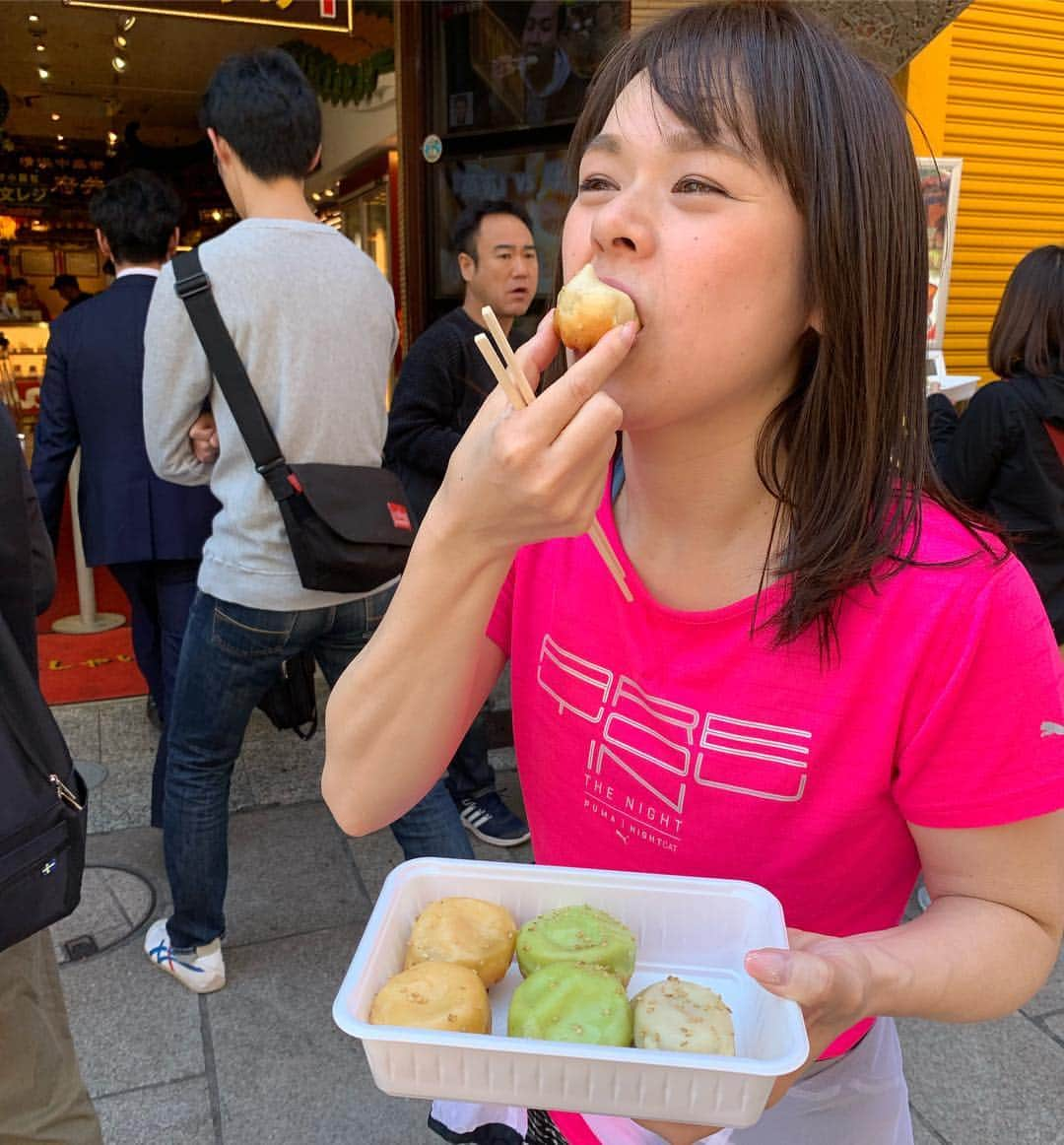 中橋舞さんのインスタグラム写真 - (中橋舞Instagram)「. 横浜はパン天国🍞🥐🥖🥪💕 パン屋が多い神戸出身の私も驚くほどの 横浜のパン屋は充実度↑↑です◉ 朝イチ待ち合わせ場所までラン🏃‍♀️して さっこちゃんと合流✨ . . 📍#ブラフベーカリー . 📍#ウチキパン パン屋のはしごラン💨 どちらも横浜元町にあるお店です☺︎ 二人して大量購入❤️ ※店内の写真はお店の方に🆗もらってます . . ブラフベーカリーは焼いているところも少し見えて初めて見るパンや色鮮やかで可愛いパンがいっぱい💕. ウチキパンは1888年からある昔ながらのパン屋さんでお値段もお手頃✨ どちらも右から順番に食べていきたい美味しそうなパンばかり！ . . 途中の中華街では焼き小籠包❤️ 頬張って♪ . . 山下公園で買ったパンランチ◉ からのマリンアンドウォークで ERIKAさんの #ひもヨガ !! 初体験のひもヨガはひもをつけてる時と外した時の体の軽さや安定感が違って不思議体験✨ #なんでなんの嵐 #なんでなん #関西人きっとよくいうやつ . タイツは最近お気に入りのヨガウェア販売してる #ハッピークローゼット のん♪ 楽天お買い物マラソンでポチッ❤️今日はヨガするってので、このタイツセレクト✨ #柄タイツ大好き . . . #ランニング #ランニング女子 #run #runner  #まいrun  #ダイエット #ダイエッター #diet  #走るのが好き #横浜ランナー #走るひと  #ハシリマシタグラム #instarun  #runlife #runforfun  #我是跑者  #パンラン #パン大好き #PR #トレンドグラム #trendgram #trendgramer」4月13日 15時33分 - mai_nakahashi