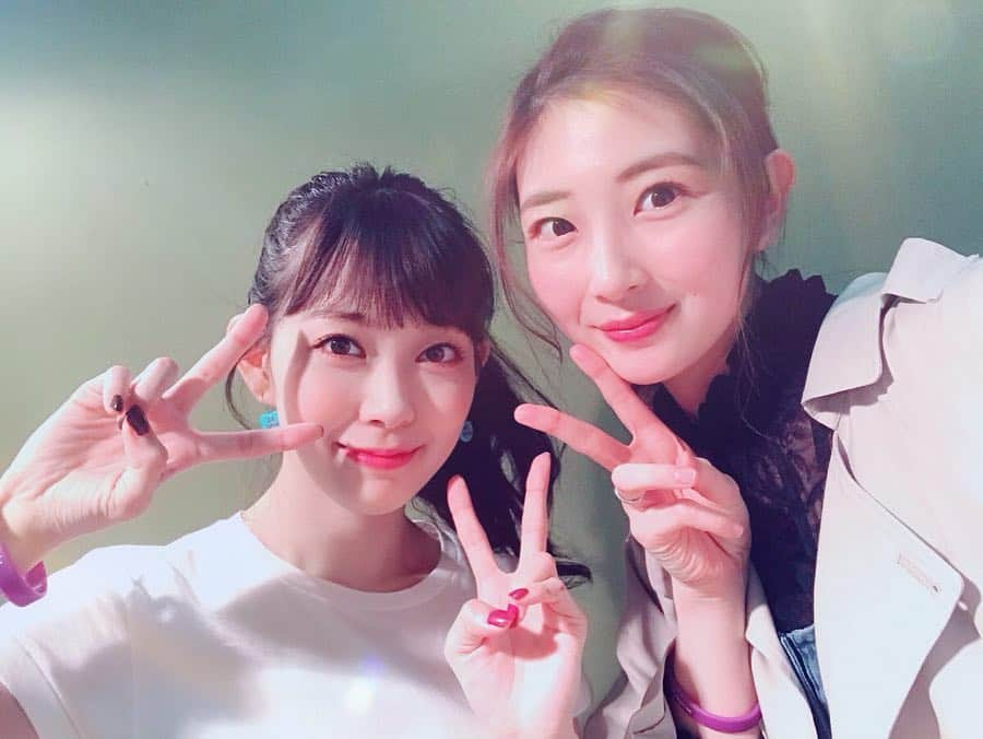 岸野里香さんのインスタグラム写真 - (岸野里香Instagram)「#みるきー17パーセントツアー 初日名古屋に行って来ました💓4枚目に2shotスワイプしてね💁‍♀️ みるきー可愛すぎた🥺本当に癒された🥺グッズからダンスや歌や演出のひとつひとつまでみるきーのこだわりが詰まってる感じがして、観ててほんとにあっという間でした😩💓私がアルバムの中で特にお気に入りなのは「Milkyway」かなぁ💓それにしてもこのTシャツ可愛すぎやしないかい？Sサイズ着用💓次またライブする時また絶対観に行きたい💓幸せな時間でした💓ありがとうみるきー💓  #みるきー #可愛い #小さい #足小さい #ありがとう」4月13日 15時34分 - rikakishino_official