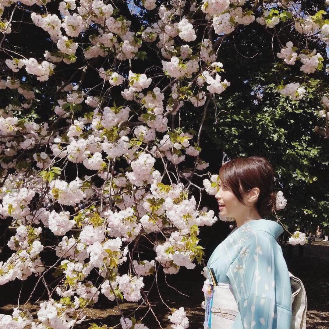 辺見えみりさんのインスタグラム写真 - (辺見えみりInstagram)「今回の桜を見る会🌸で、久々の再会を果たした人が。 古坂さんです。 @pikotaro_ppap_official (2枚目の写真) 一緒にお仕事していたのは、私が17歳のとき。過酷なVシネマのロケで、明け方まで撮影で海辺で疲れて、みんな転がって寝てたな…笑 その後名古屋の番組で会えたりしたけど、古坂さんがブレイクしてからは初めて！いやぁ、感慨深いね…とお互い涙しそうになりました。またお仕事したいね！ そして3枚目はナジャさん ( @nadja_grandiva )太田プロ仲間でございます。今日も色々な方に会えて、いい一日になりました」4月13日 15時49分 - emiri_hemmi