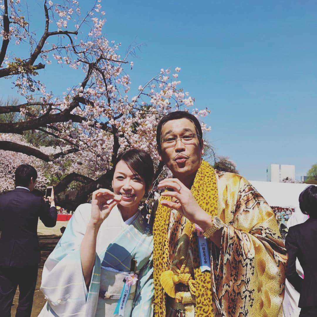 辺見えみりさんのインスタグラム写真 - (辺見えみりInstagram)「今回の桜を見る会🌸で、久々の再会を果たした人が。 古坂さんです。 @pikotaro_ppap_official (2枚目の写真) 一緒にお仕事していたのは、私が17歳のとき。過酷なVシネマのロケで、明け方まで撮影で海辺で疲れて、みんな転がって寝てたな…笑 その後名古屋の番組で会えたりしたけど、古坂さんがブレイクしてからは初めて！いやぁ、感慨深いね…とお互い涙しそうになりました。またお仕事したいね！ そして3枚目はナジャさん ( @nadja_grandiva )太田プロ仲間でございます。今日も色々な方に会えて、いい一日になりました」4月13日 15時49分 - emiri_hemmi