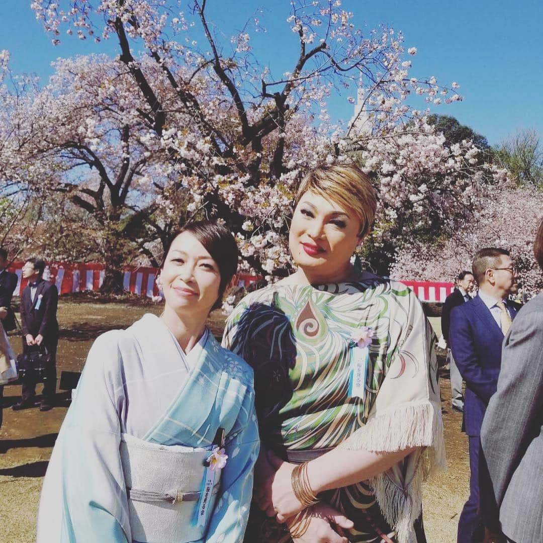 辺見えみりさんのインスタグラム写真 - (辺見えみりInstagram)「今回の桜を見る会🌸で、久々の再会を果たした人が。 古坂さんです。 @pikotaro_ppap_official (2枚目の写真) 一緒にお仕事していたのは、私が17歳のとき。過酷なVシネマのロケで、明け方まで撮影で海辺で疲れて、みんな転がって寝てたな…笑 その後名古屋の番組で会えたりしたけど、古坂さんがブレイクしてからは初めて！いやぁ、感慨深いね…とお互い涙しそうになりました。またお仕事したいね！ そして3枚目はナジャさん ( @nadja_grandiva )太田プロ仲間でございます。今日も色々な方に会えて、いい一日になりました」4月13日 15時49分 - emiri_hemmi