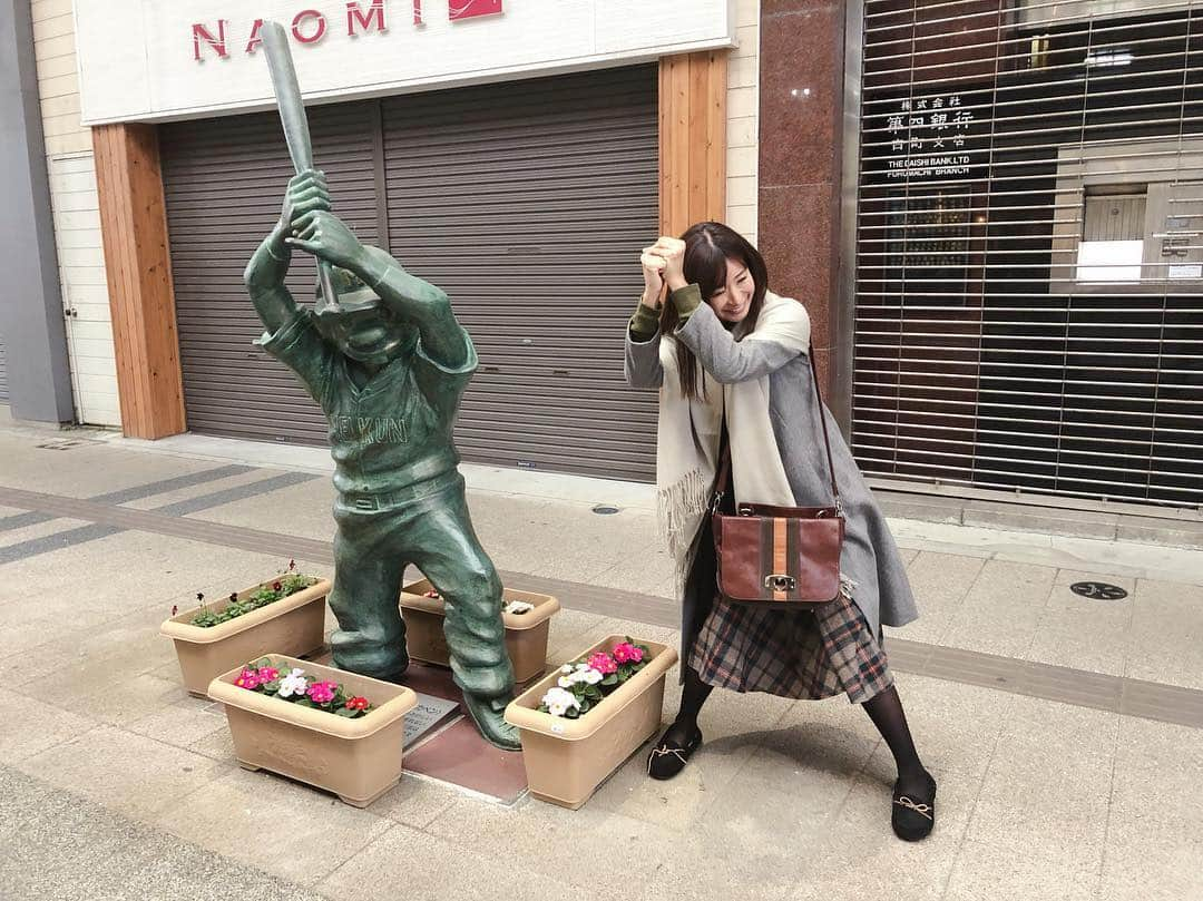 中村江莉香さんのインスタグラム写真 - (中村江莉香Instagram)「#大人のテーマパーク #新潟旅 #スワイプしてね フォロワー100人増えると話題の😆‼︎笑笑 #ドカベン #ドカベンロード ⚾️ とりあえず全力ww 羨ましいでしょ？！でしょ？！😀 本日22:00よりよろしくお願い申し上げます❤️❤️ #旦那の趣味 #ドカベンの岩鬼  #野球好きな旦那様 #ドカベンって #早弁 てきな #ドカドカ、ドカ食い #どか弁 と思ってたけど #漫画なのね #いつか読んでみよう #楽しみはおあずけ ？！笑 #新潟観光 #とりあえずやるよね  #銅像と私 #新潟最高でした  #いきなりマリッジ #いきなりマリッジ2 #恋愛リアリティショー #写メアングル最高  #さすがカメラマン #ポージングも本気 笑笑🤣」4月13日 15時45分 - erica_nakamura