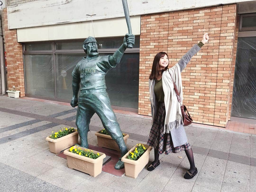 中村江莉香さんのインスタグラム写真 - (中村江莉香Instagram)「#大人のテーマパーク #新潟旅 #スワイプしてね フォロワー100人増えると話題の😆‼︎笑笑 #ドカベン #ドカベンロード ⚾️ とりあえず全力ww 羨ましいでしょ？！でしょ？！😀 本日22:00よりよろしくお願い申し上げます❤️❤️ #旦那の趣味 #ドカベンの岩鬼  #野球好きな旦那様 #ドカベンって #早弁 てきな #ドカドカ、ドカ食い #どか弁 と思ってたけど #漫画なのね #いつか読んでみよう #楽しみはおあずけ ？！笑 #新潟観光 #とりあえずやるよね  #銅像と私 #新潟最高でした  #いきなりマリッジ #いきなりマリッジ2 #恋愛リアリティショー #写メアングル最高  #さすがカメラマン #ポージングも本気 笑笑🤣」4月13日 15時45分 - erica_nakamura