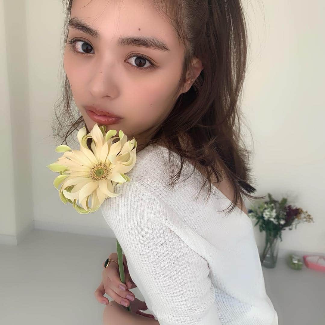 高橋有紀のインスタグラム：「理央ちゃんがとにかく可愛すぎる撮影でしたMORE７月号のとびきり最高な企画です💛モデル業も抜群すぎるのです！ 向かいのバズる家族も面白くてみてます皆さんも見てますか〜？ #内田理央 #osakana_yuki」