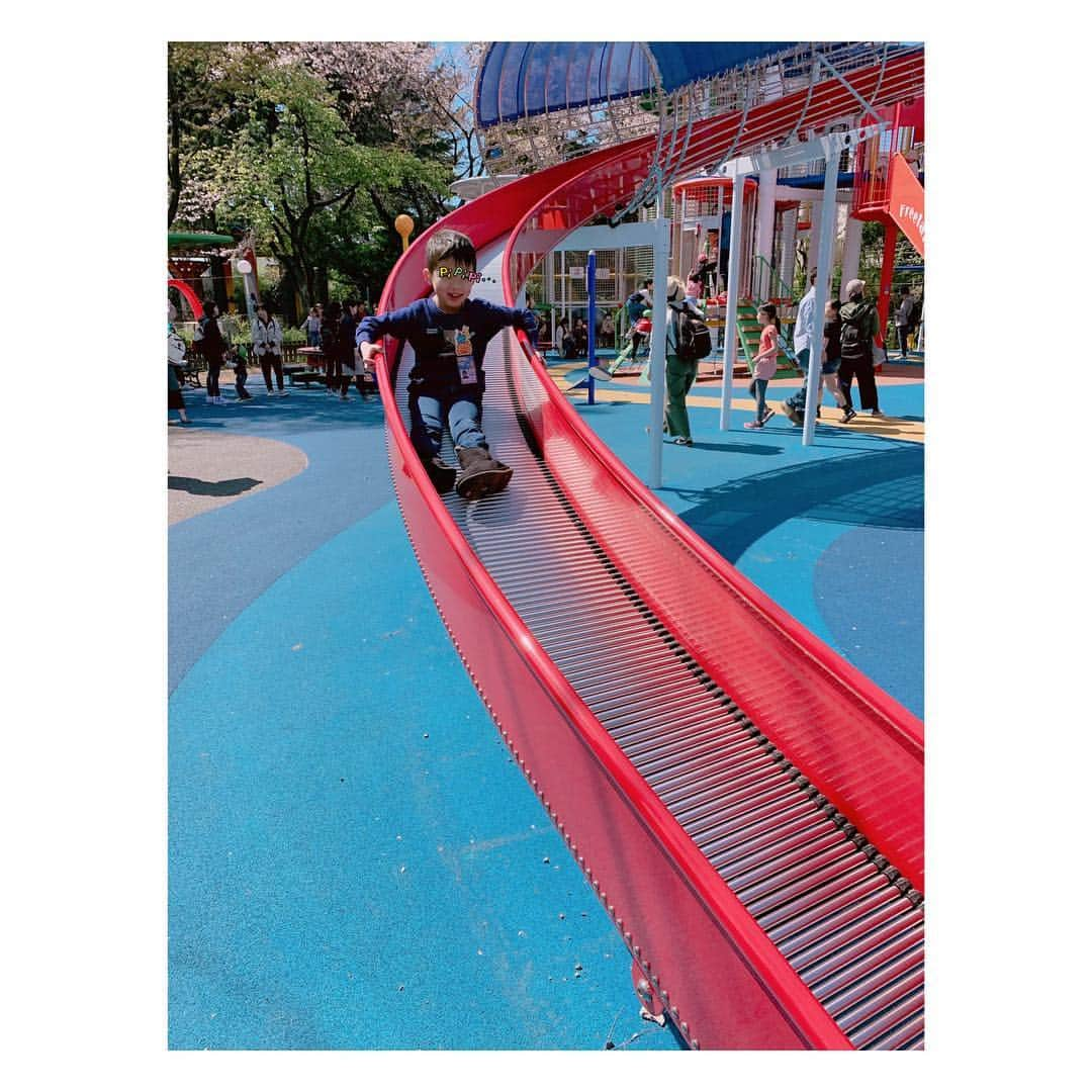 辻希美さんのインスタグラム写真 - (辻希美Instagram)「今日は豊島園へ💓  #豊島園 #年パス更新 #今日はあったかくて気持ちがいいね #まずは #アスレチック から #セイソラ 汗だく #遊べ遊べ〜」4月13日 15時55分 - tsujinozomi_official