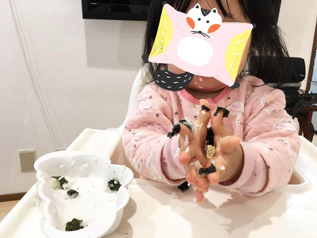 松尾依里佳さんのインスタグラム写真 - (松尾依里佳Instagram)「😱😱😱 #まつおさんちの子育て #1歳1ヶ月 #娘 #新米ママ #育児衝撃画像 #つかみ食べ  #私が残り全部食べています #お米の神様ごめんなさい #成長過程 #自分で食べたいお年頃」4月13日 16時06分 - erika.matsuo