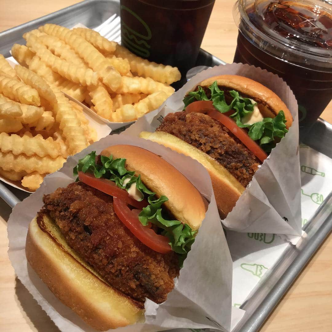 杉本彩さんのインスタグラム写真 - (杉本彩Instagram)「最近 京都にできたSHAKE SHACKの 'Shroom Burgerを頂いてみました❗️ 衣をつけたポートベローマッシュルームとチーズ、レタス、トマト、シャックソースをトッピングしたミートフリーのハンバーガー🍔 チーズが入ってるのでヴィーガン対応ではないけれど、乳製品OKの方には良いかも😉 かなりの食べ応えでした❗️ #ShroomBurger #マッシュルームバーガー」4月13日 15時59分 - sugimoto_aya0719