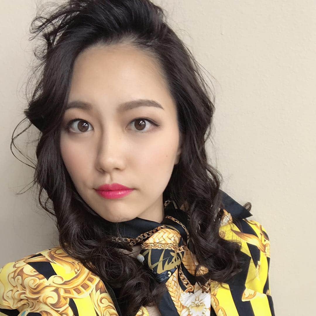 浦郷絵梨佳さんのインスタグラム写真 - (浦郷絵梨佳Instagram)「テレビ東京 昭和平成ヒット商品 全部見せます！ 昨日、4月12日２０時から放送でした⭐️ （うっかり宣伝忘れてました） . マネージャーから似合いすぎって言われたんだけど、バブリーな私はどう？？笑 ちょうど撮影の時ピークに風邪で声が枯れてて、現場ではチーママって呼ばれてたヽ(；▽；)ノ . #オッケーバブリー 👌 #ゲロゲロ #ケツカッチン  #あけみ ちゃん #テレビ東京 #昭和平成ヒット商品全部見せます」4月13日 16時05分 - urago.erika