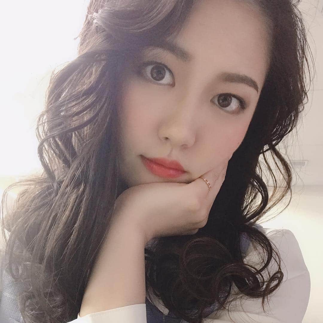 浦郷絵梨佳さんのインスタグラム写真 - (浦郷絵梨佳Instagram)「テレビ東京 昭和平成ヒット商品 全部見せます！ 昨日、4月12日２０時から放送でした⭐️ （うっかり宣伝忘れてました） . マネージャーから似合いすぎって言われたんだけど、バブリーな私はどう？？笑 ちょうど撮影の時ピークに風邪で声が枯れてて、現場ではチーママって呼ばれてたヽ(；▽；)ノ . #オッケーバブリー 👌 #ゲロゲロ #ケツカッチン  #あけみ ちゃん #テレビ東京 #昭和平成ヒット商品全部見せます」4月13日 16時05分 - urago.erika