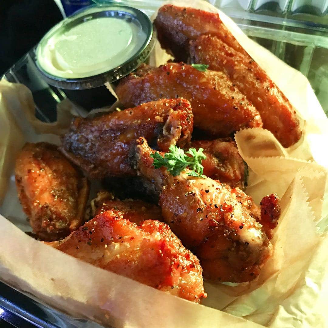ファンクマスター・フレックスのインスタグラム：「These wings at STATS are so mega good! Cranking! I had an awesome time tonight! @litdigitaldjs !!!!! Lemon Pepper!!!!」