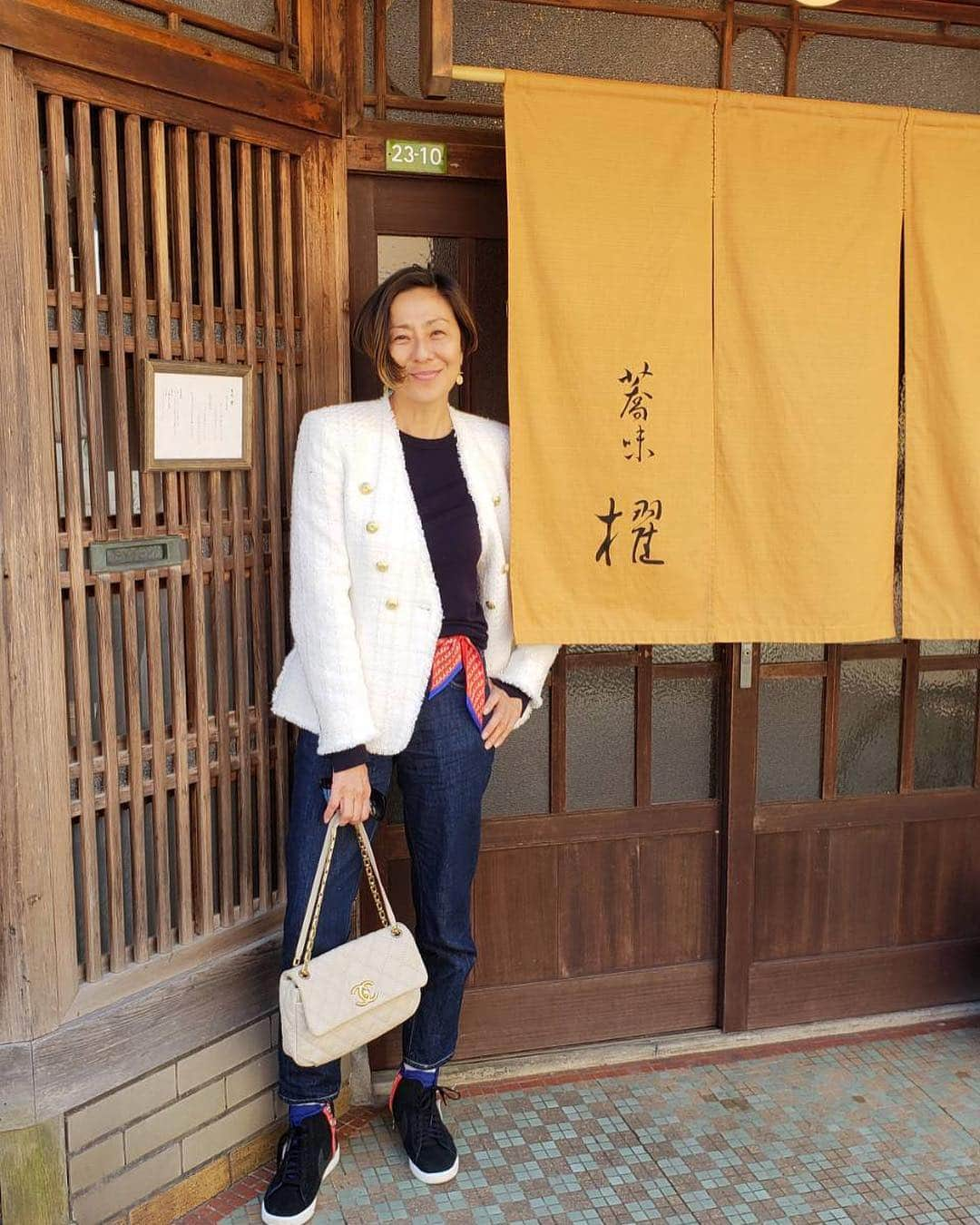 RIKACOさんのインスタグラム写真 - (RIKACOInstagram)「仲の良い後輩女子友から週末金沢お寿司🍣の旅行きませんか〜って 素敵なお誘い🦋丁度行けるー行くー行くよー 😊と女4人旅だよ😄いつもガミガミ私に言われ😅頑張ってくれてるマネも一緒に😄最近は次男も成人🧑私の時間を大切に使ってもいーよね👍頑張っておにーちゃんと2人を育てあげたのだからさ🌈こんな楽しい時が来るんだな〜😊うん🦋 #金沢 #ガールズトリップ #❤️#rikaco_fashion 旅にはやっぱデニムにスニーカーだなでもJKとバッグは大人にね👌」4月13日 16時10分 - rikaco_official